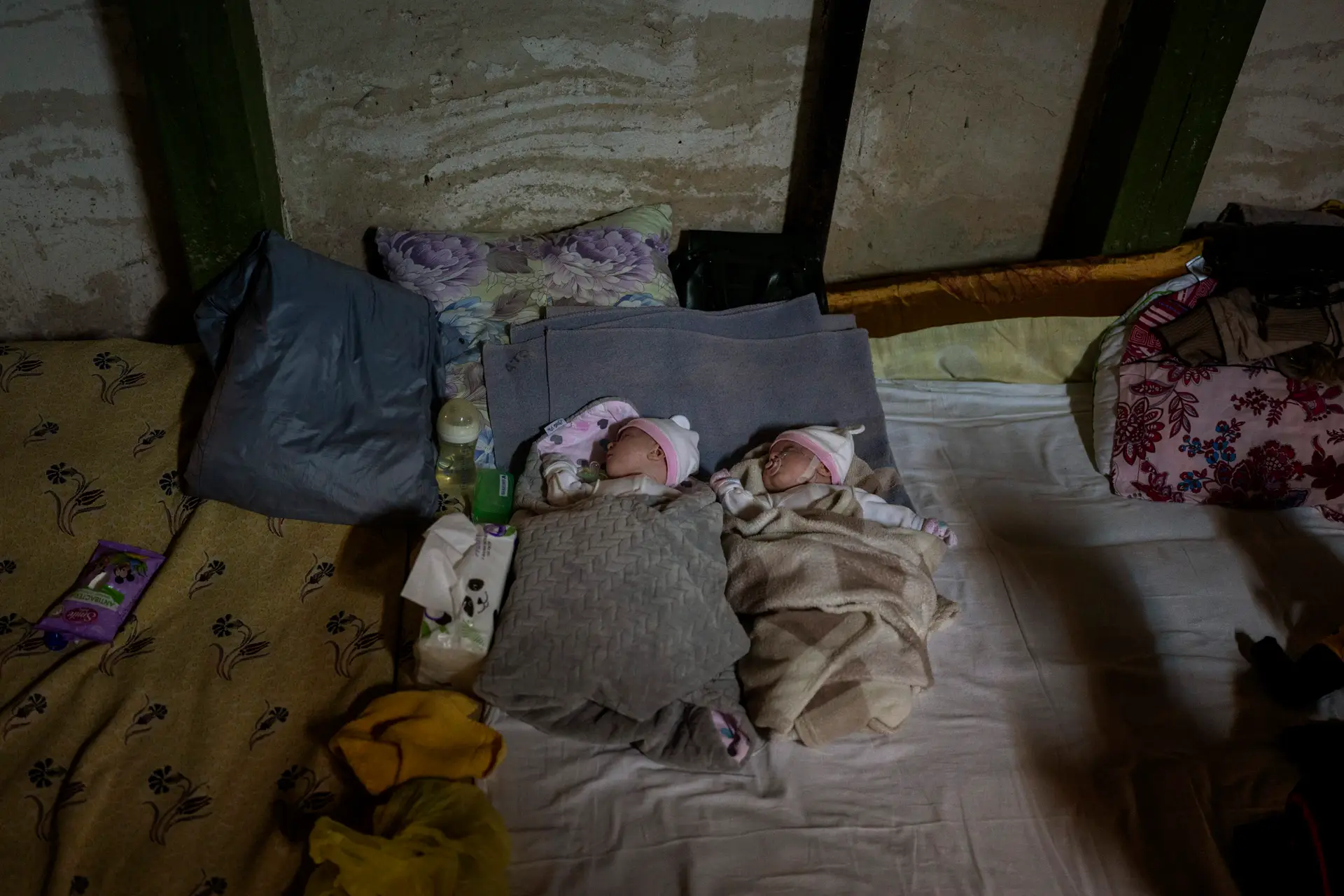 Hospital improvisa maternidade em abrigo anti bombas em Kharkiv 