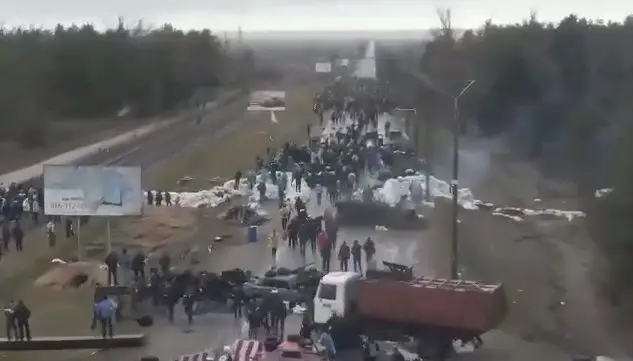 Moradores tentam impedir entrada das tropas russas na maior central nuclear ativa da Ucrânia e da Europa