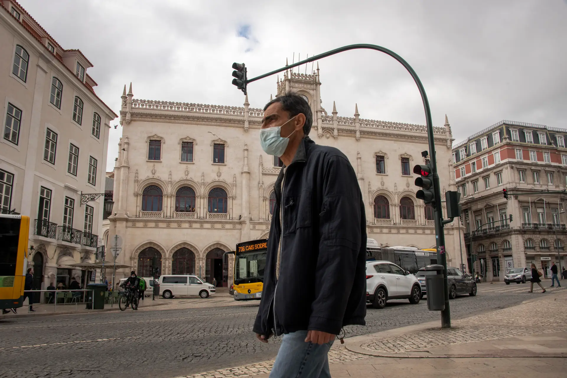 Covid-19: em dia com mais 8.833 casos e 25 óbitos, incidência segue a descer em Portugal