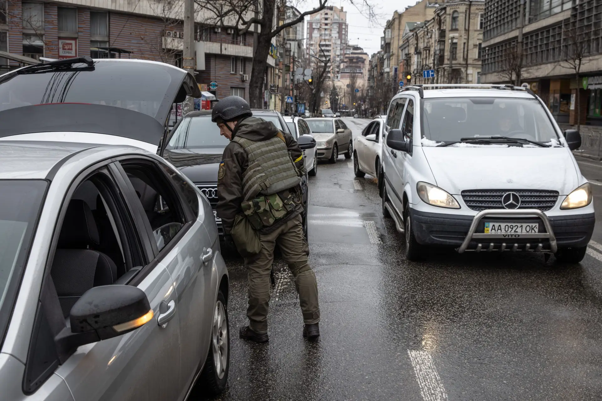 ONU organiza comboio de automóveis para quem quiser sair de Kiev