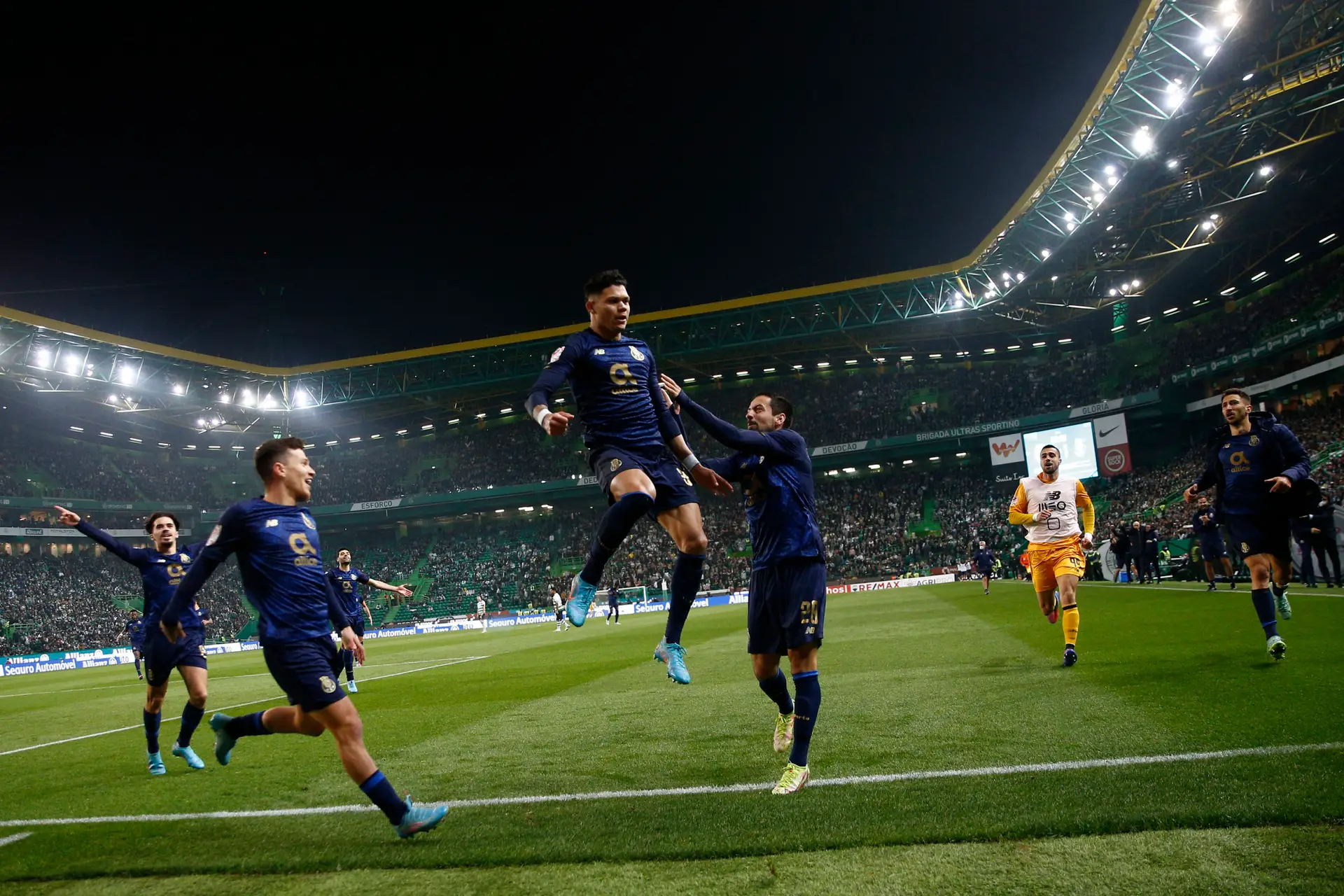 Anyone Stoop Rise FC Porto vence Sporting na primeira mão das meias-finais da Taça de Portugal  - SIC Notícias
