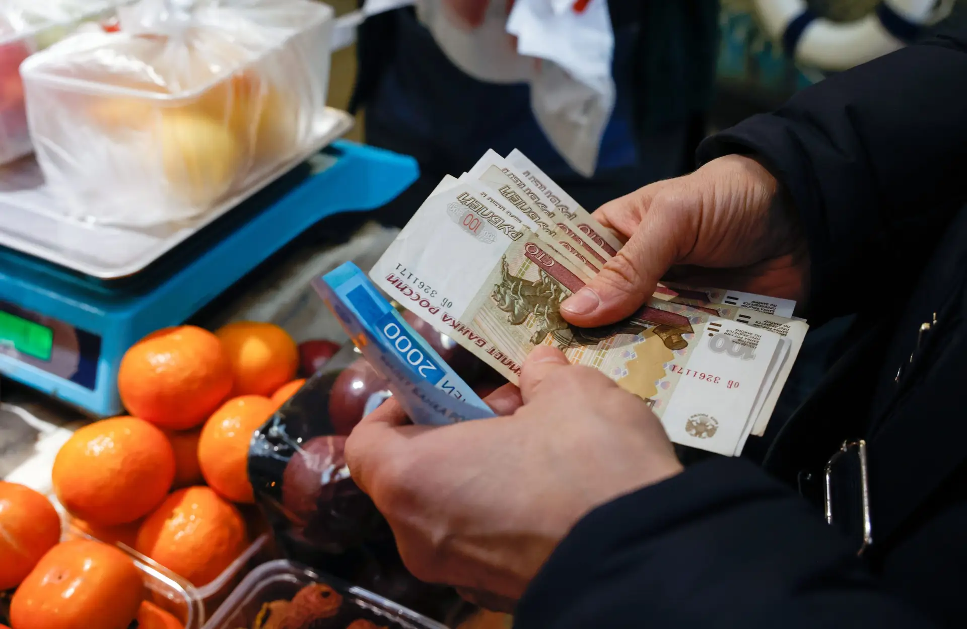 Sanções e boicotes à Rússia sucedem-se enquanto NATO reforça presença nas fronteiras