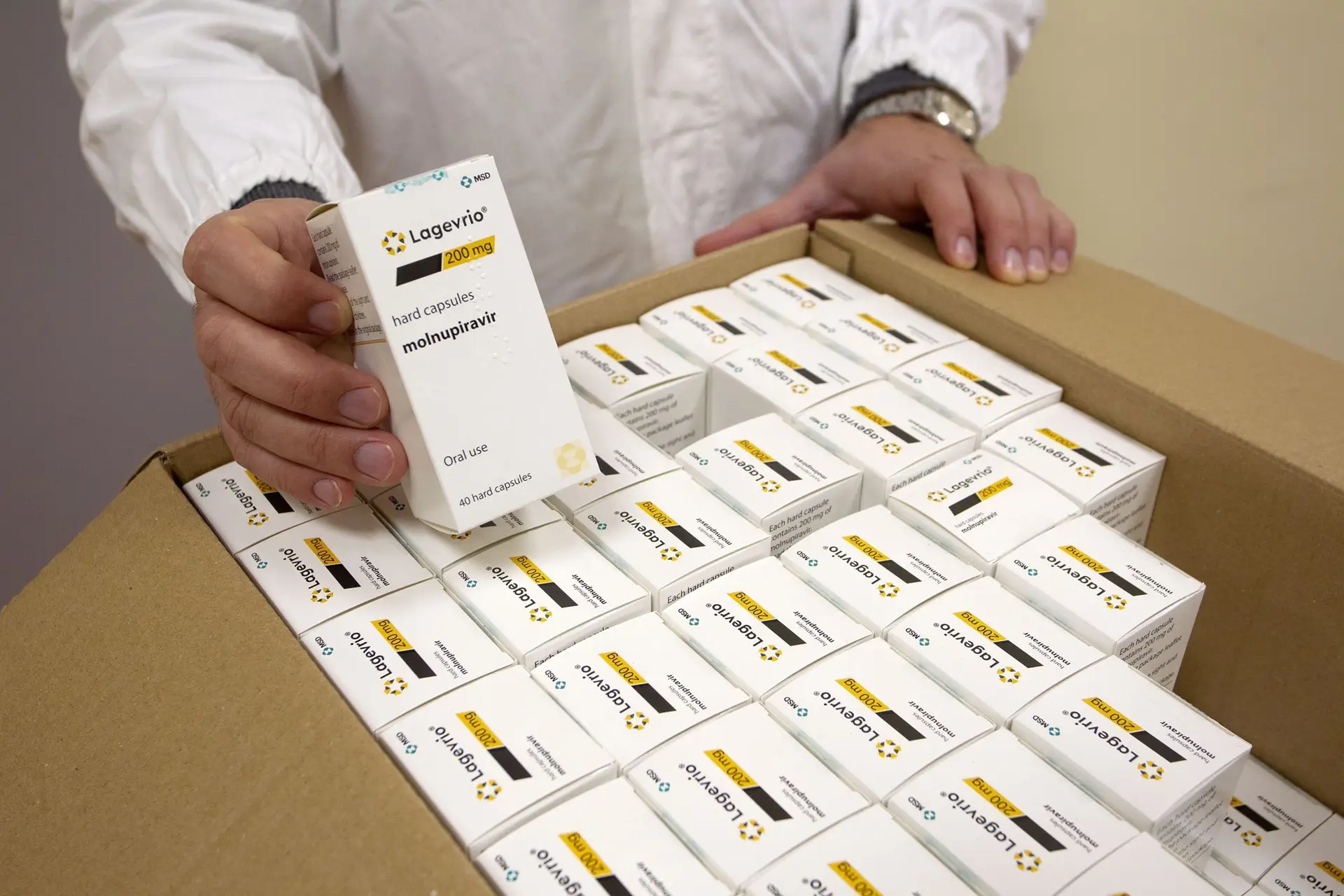 Covid-19: OMS recomenda medicamento da americana Merck sob condições