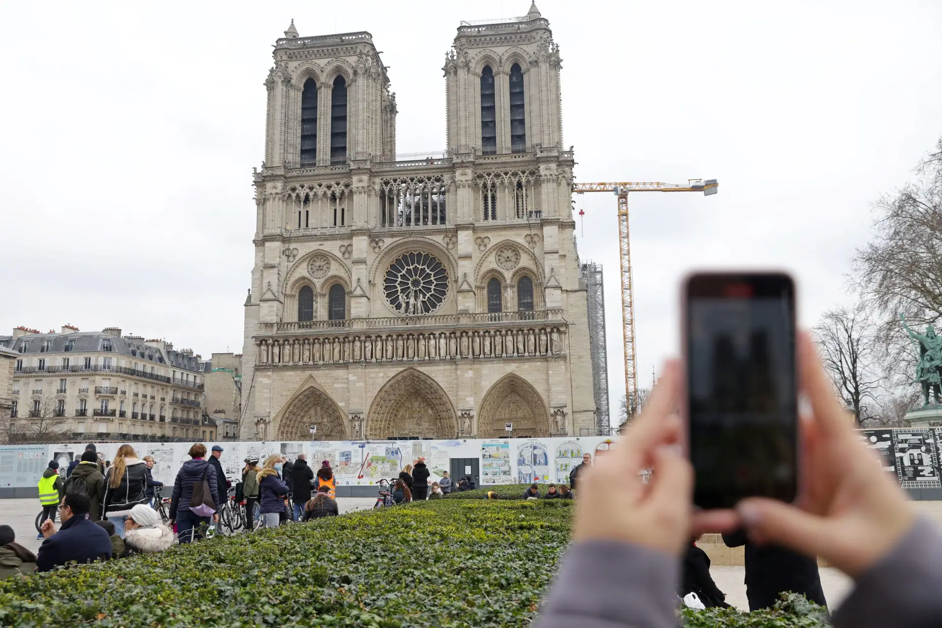 Sino da catedral de Notre-Dame toca “para chamar a paz na Europa”
