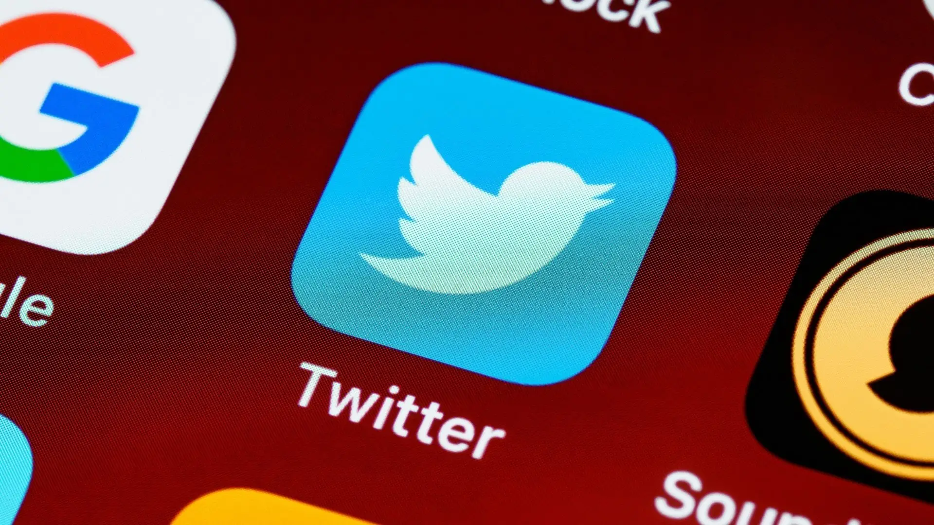 Twitter bloqueia na Europa os media russos RT e Sputnik