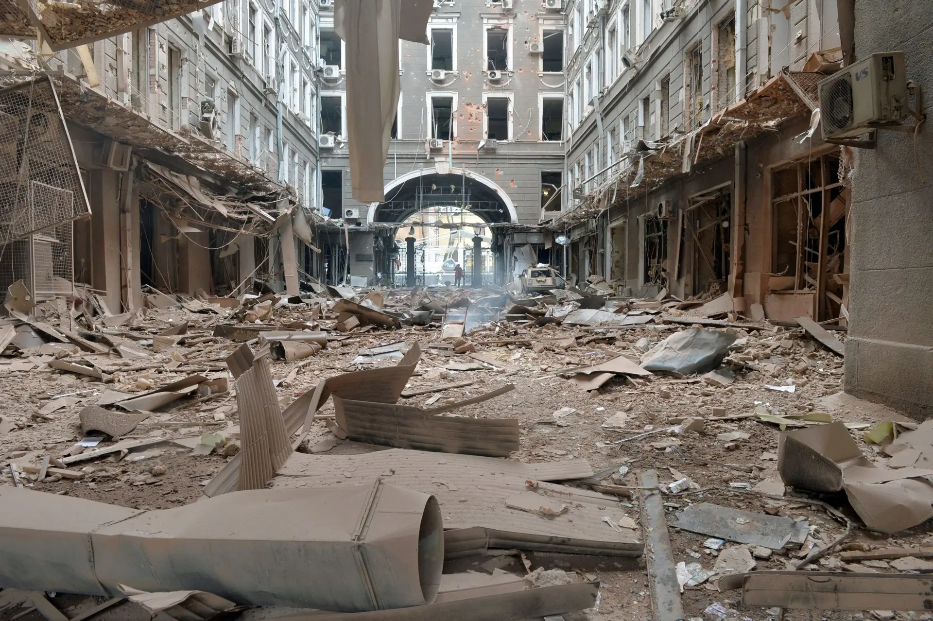 Ucrânia: bombardeamento russo a Kharkiv atingiu três escolas e a catedral