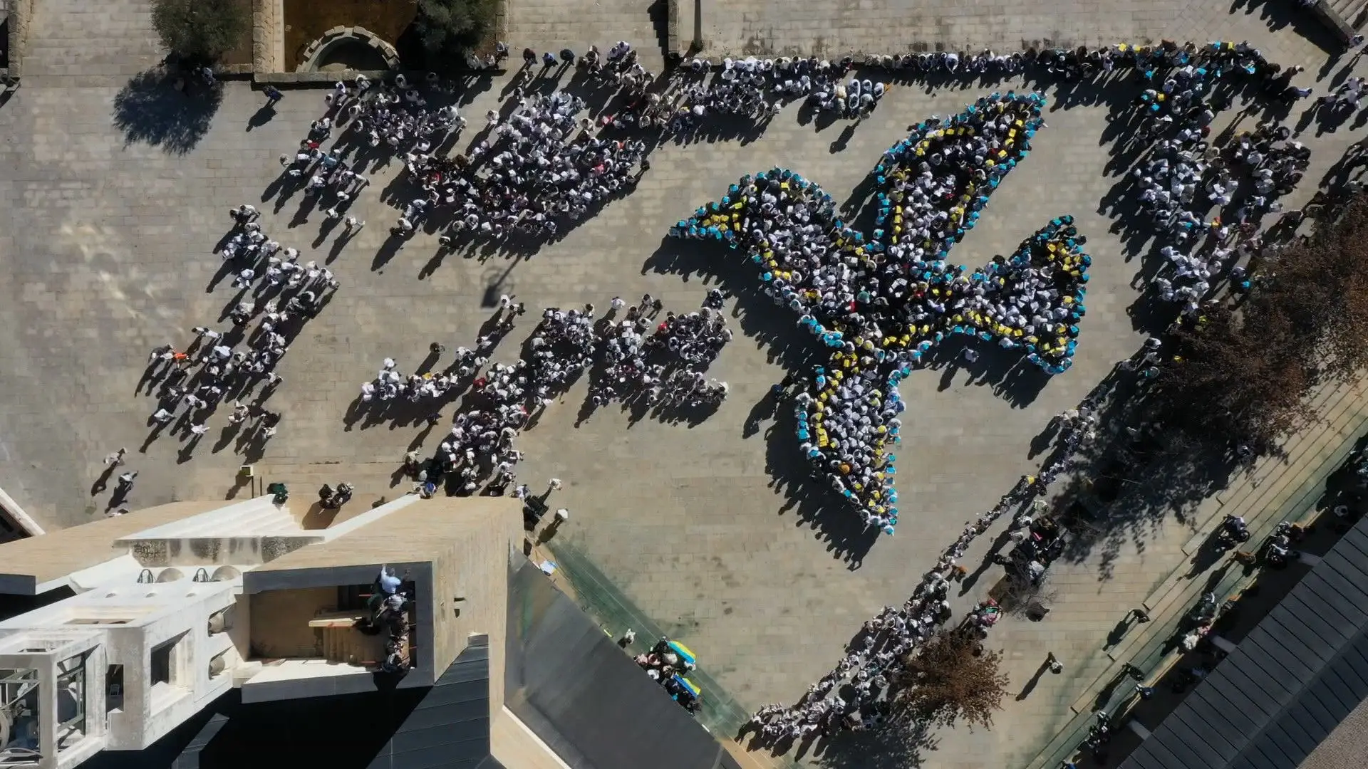 Uma pomba “humana” em solidariedade com a Ucrânia