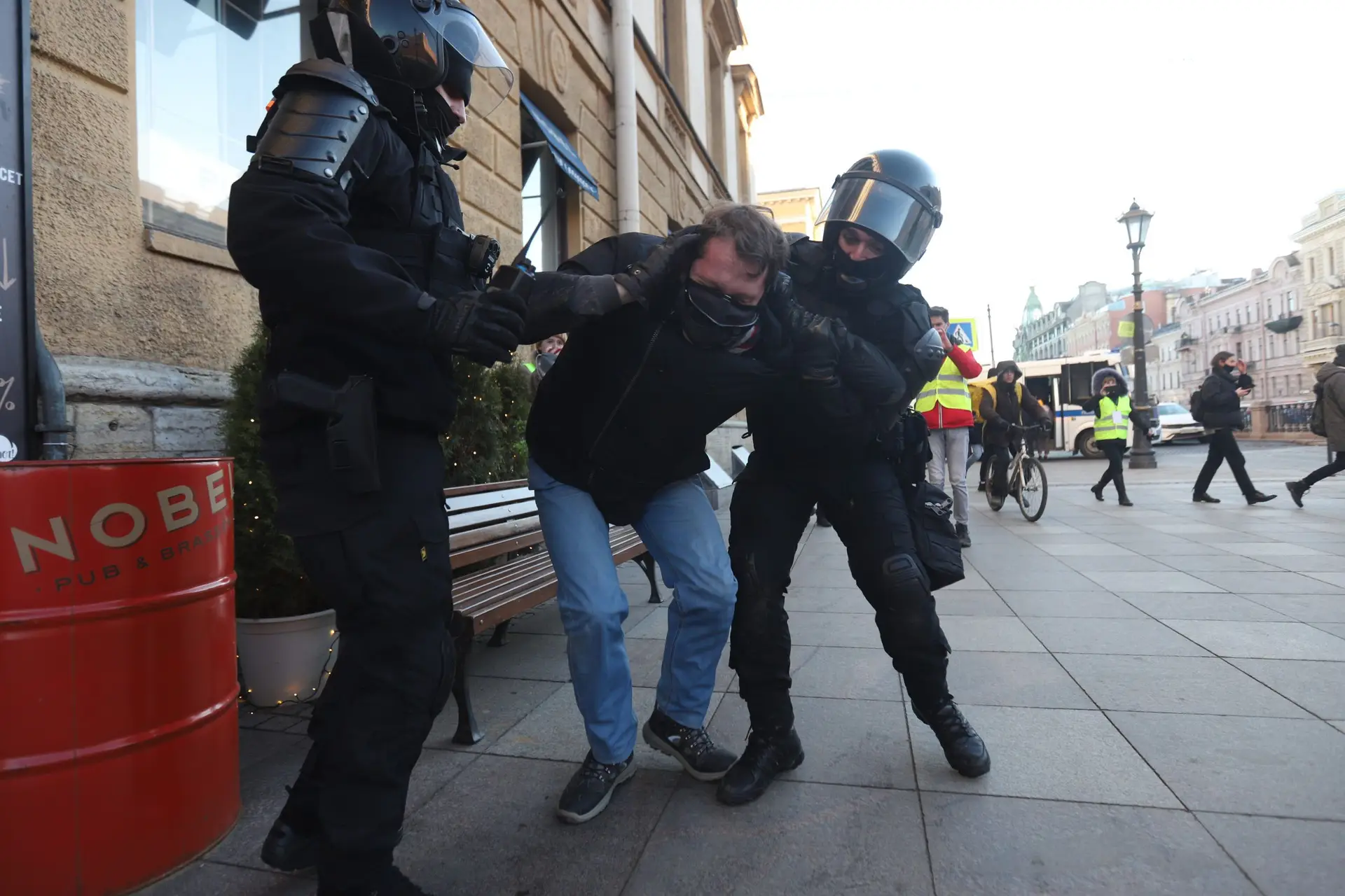 Pelo menos 5 mil detidos em manifestações na Rússia contra invasão da Ucrânia