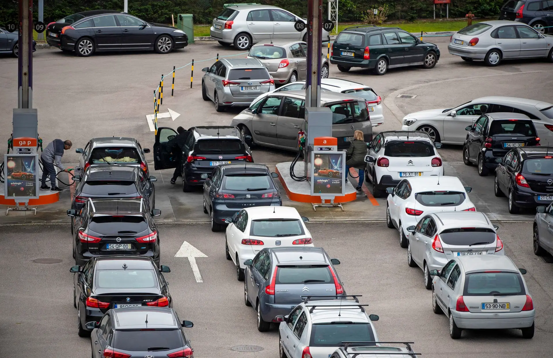 Alguns postos estão sem combustíveis depois de corrida às bombas