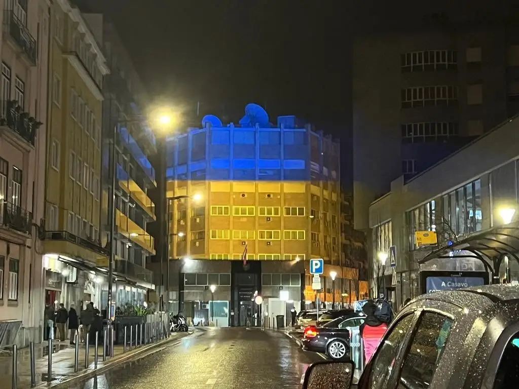 Embaixada da Rússia em Lisboa iluminada com as cores da bandeira ucraniana