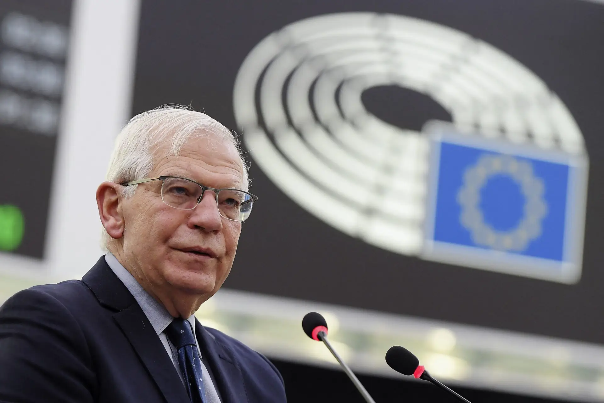 Chefe da diplomacia europeia afirma que Rússia também está a bombardear mentes com desinformação