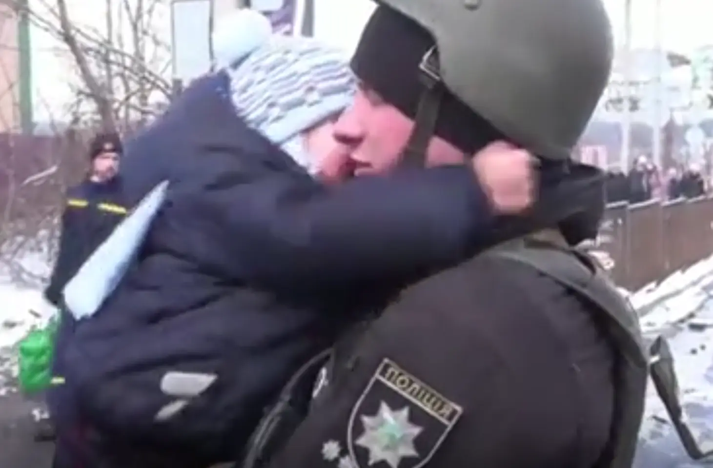 Guerra na Ucrânia: o momento emocionado em que pai e filho se despedem