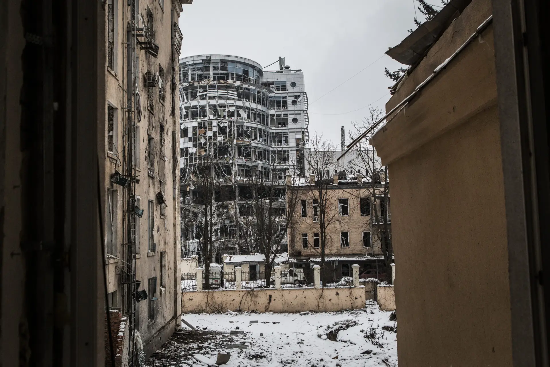 Guerra na Ucrânia ao minuto: três mortos (uma criança) em ataque a Okhtyrka, Rússia está a usar armas proibidas