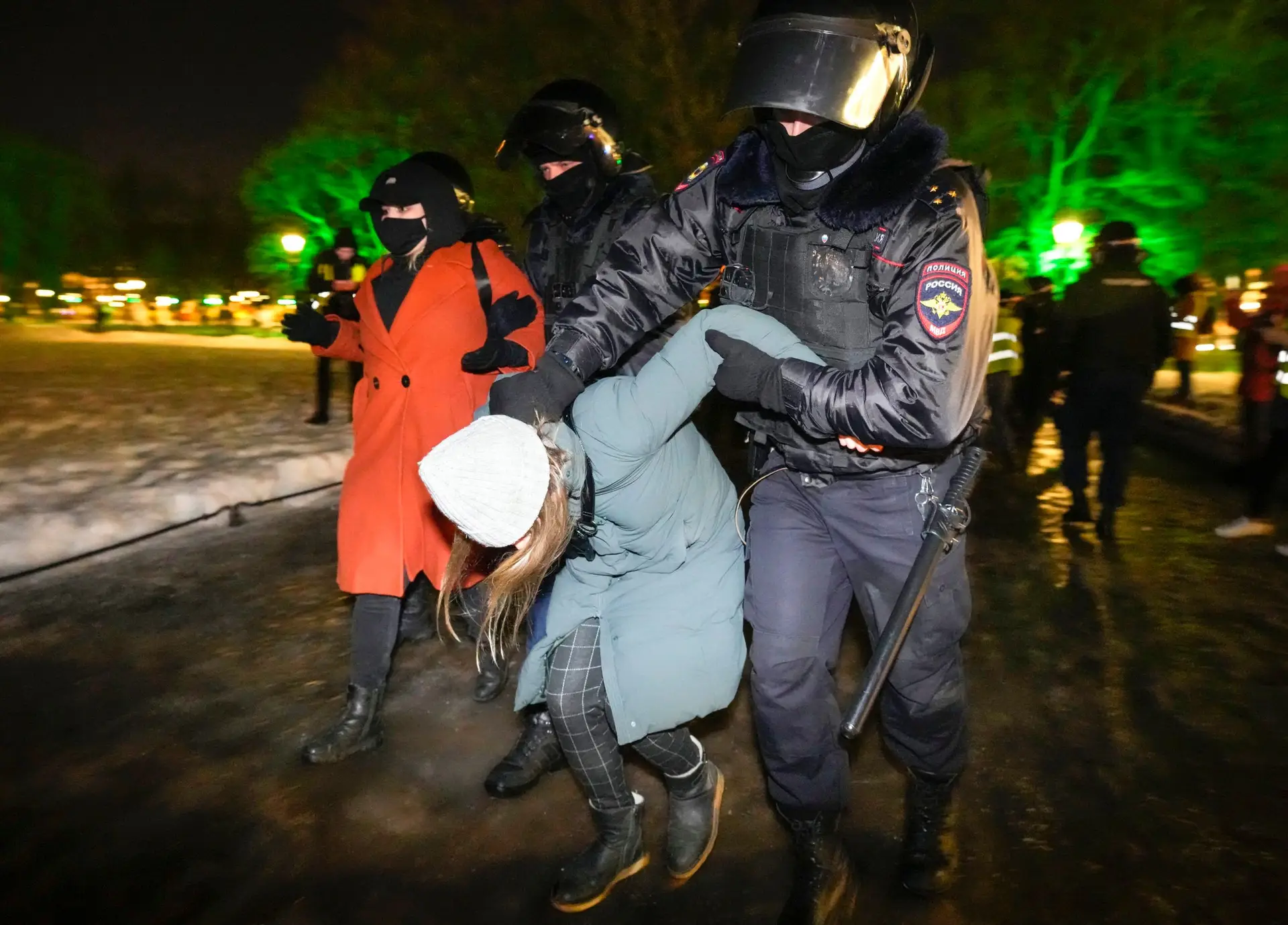Detenções “violentas” na Rússia de milhares de manifestantes anti-guerra