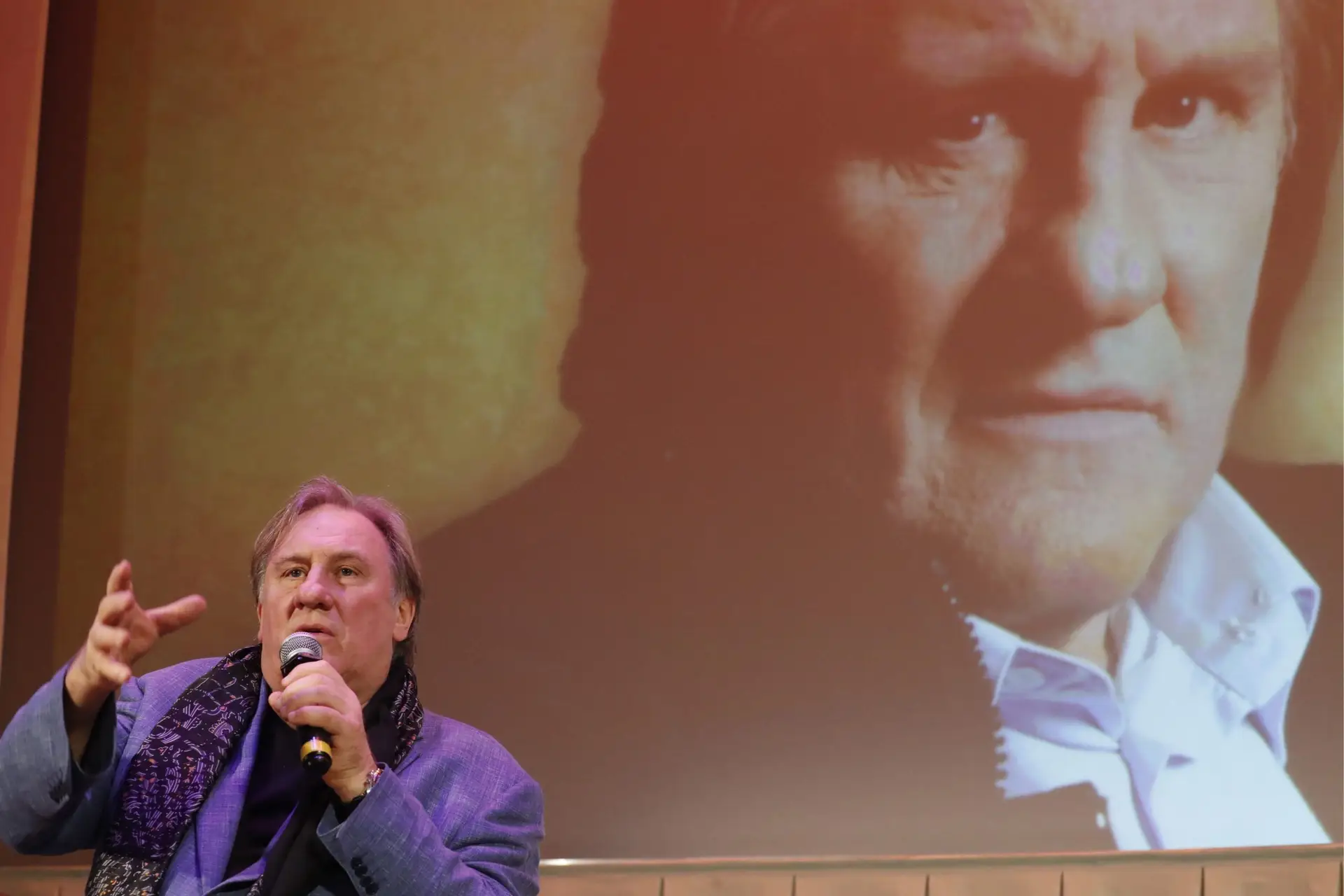 Ator Gerard Depardieu vê confirmada acusação de violação e agressão sexual