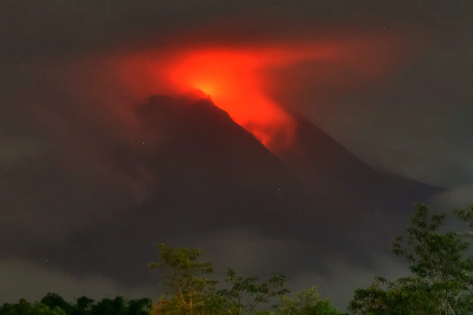 Cinza e lava do vulcão indonésio Merapi obrigam a retirar mais de 250 residentes