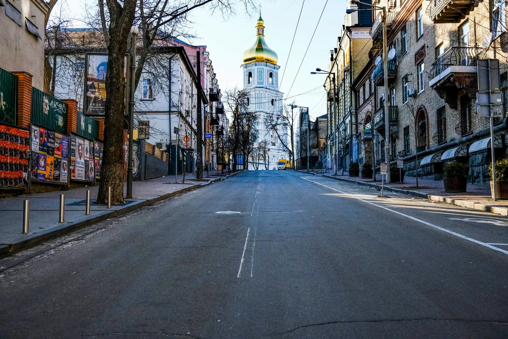 Colunas russas aproximam-se cinco quilómetros de Kiev