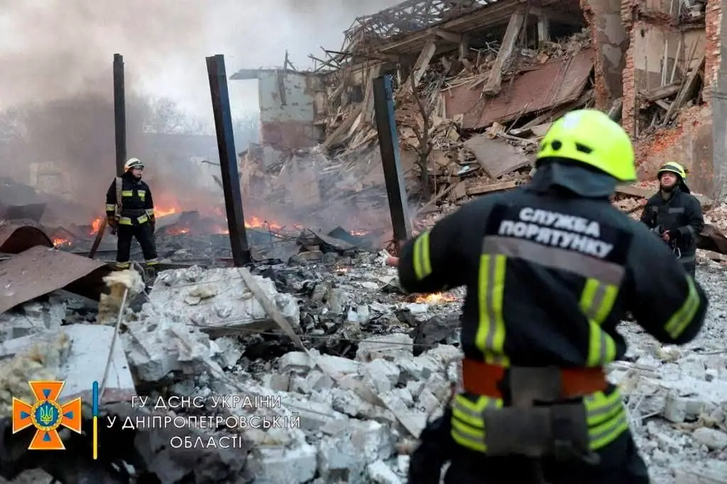 O rasto de destruição provocado por três ataques aéreos em Dnipro