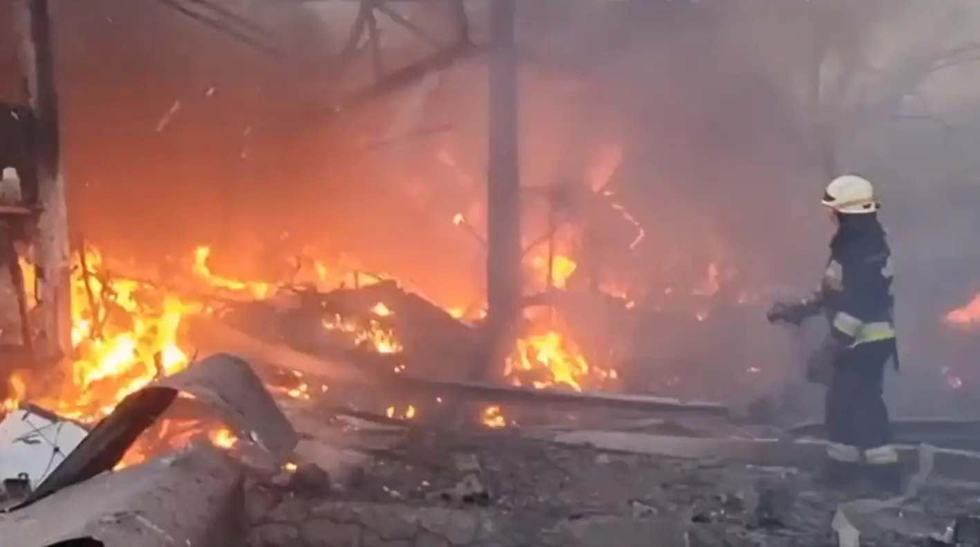 Guerra na Ucrânia: ataques aéreos em Lutsk e Dnipro atingem habitações e causam um morto