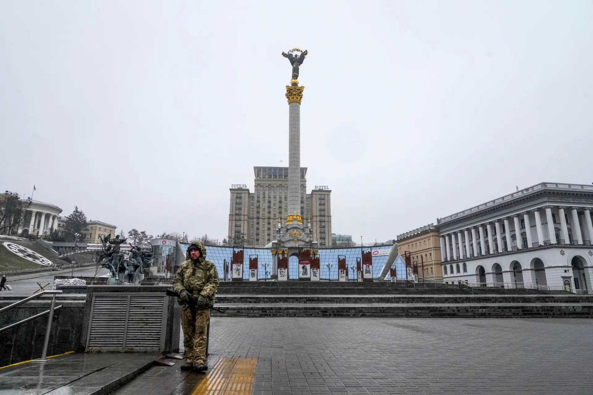 Ucranianos sentem forças russas a aproximar-se de Kiev “pelo ruído das explosões” 