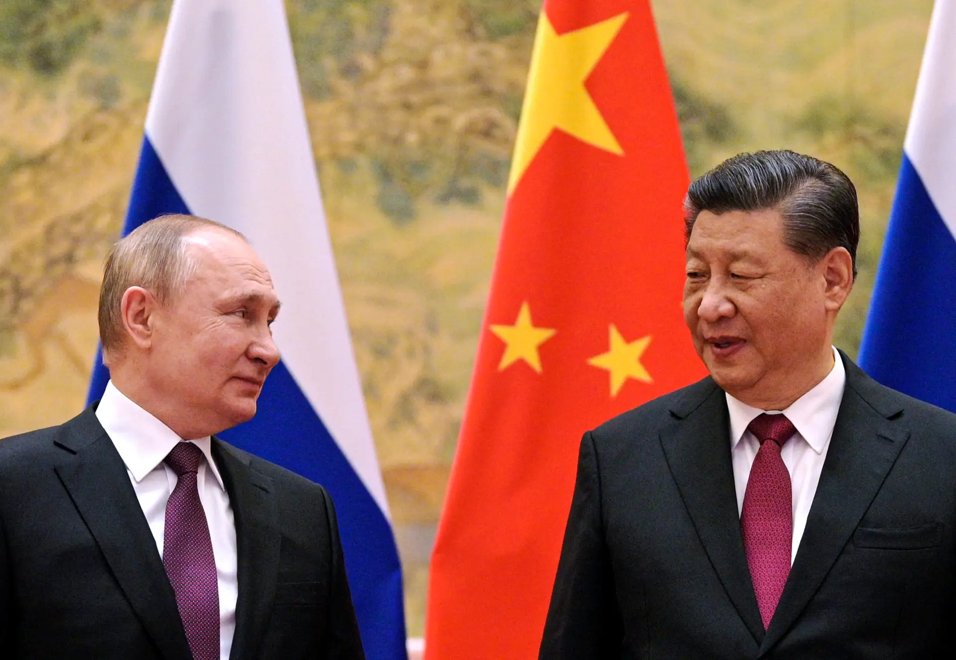 Rússia pediu ajuda militar à China? Pequim diz que “é pura desinformação” dos EUA