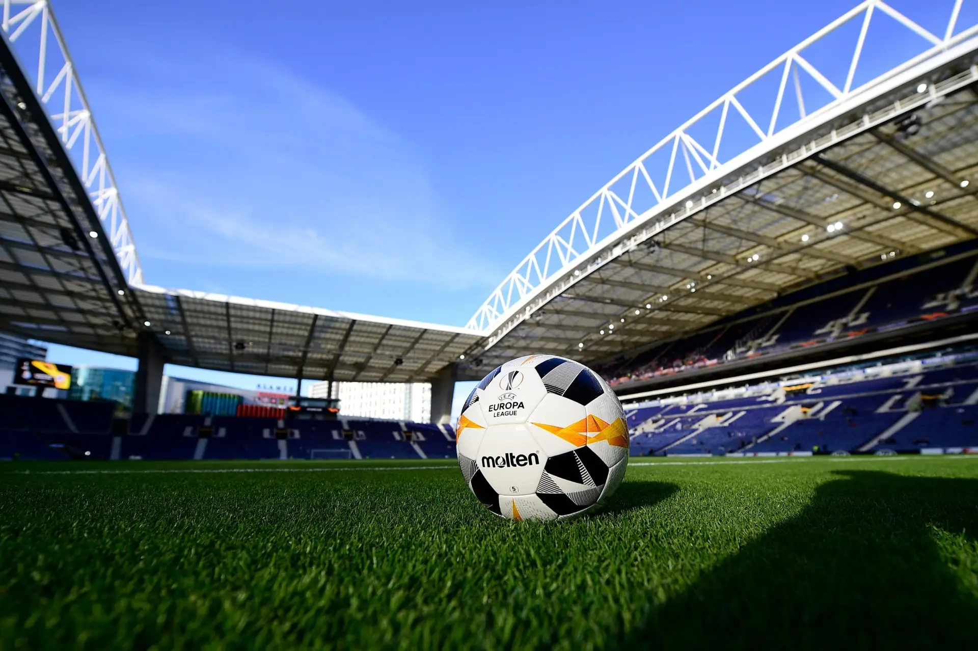 Liga Europa: Árbitro romeno no Lyon-FC Porto e sueco no Mónaco-Braga