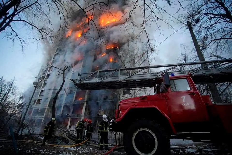 Dois mortos em ataque a edifício residencial em Kiev