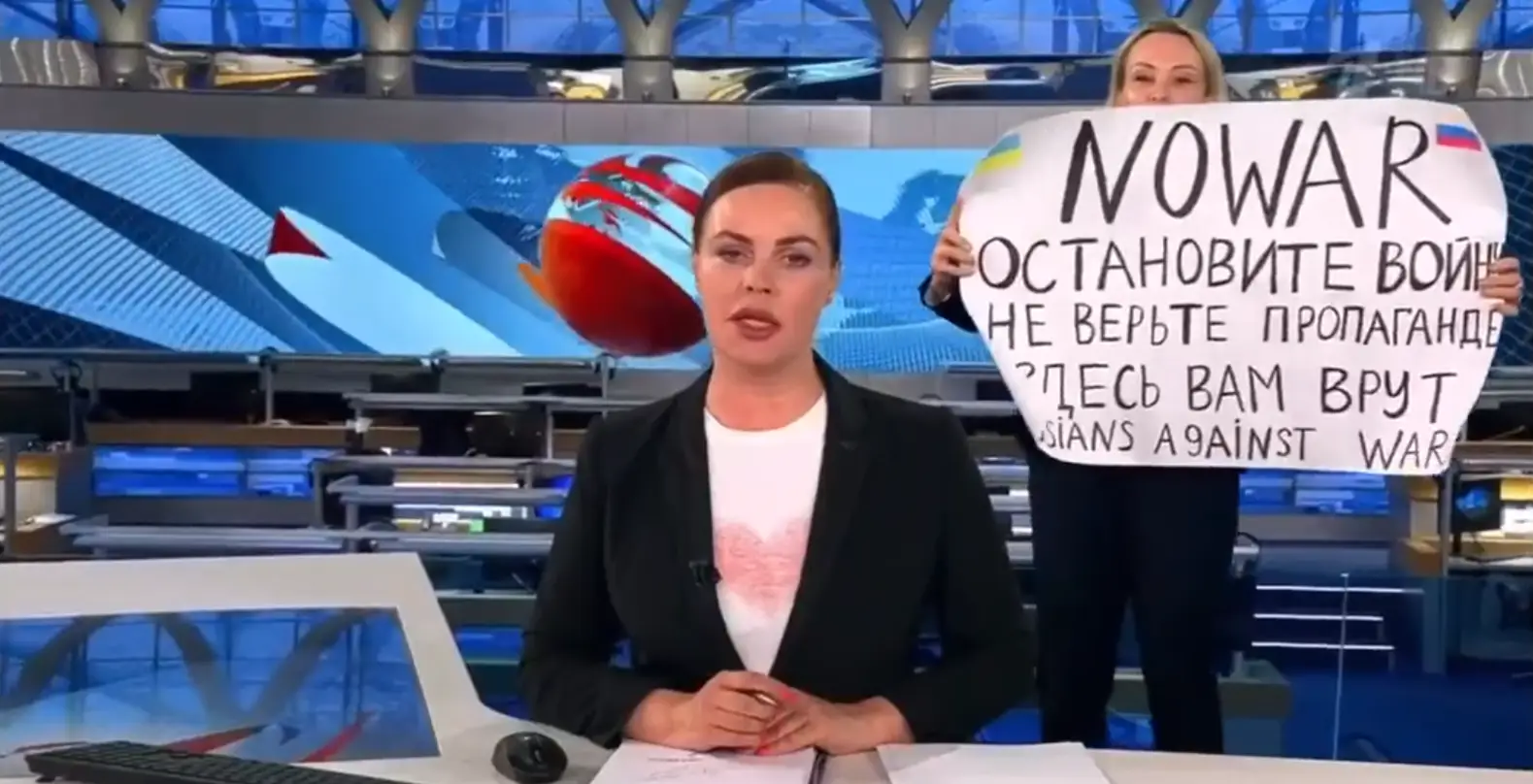 Jornalista que protestou na TV russa condenada a multa e libertada