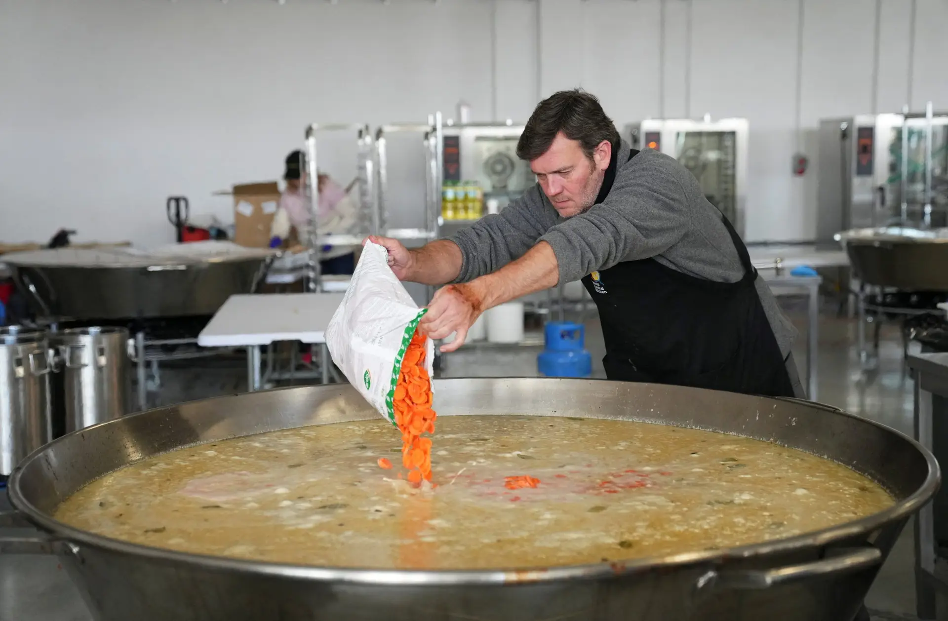 Chefs e voluntários alimentam refugiados que fogem da guerra na Ucrânia
