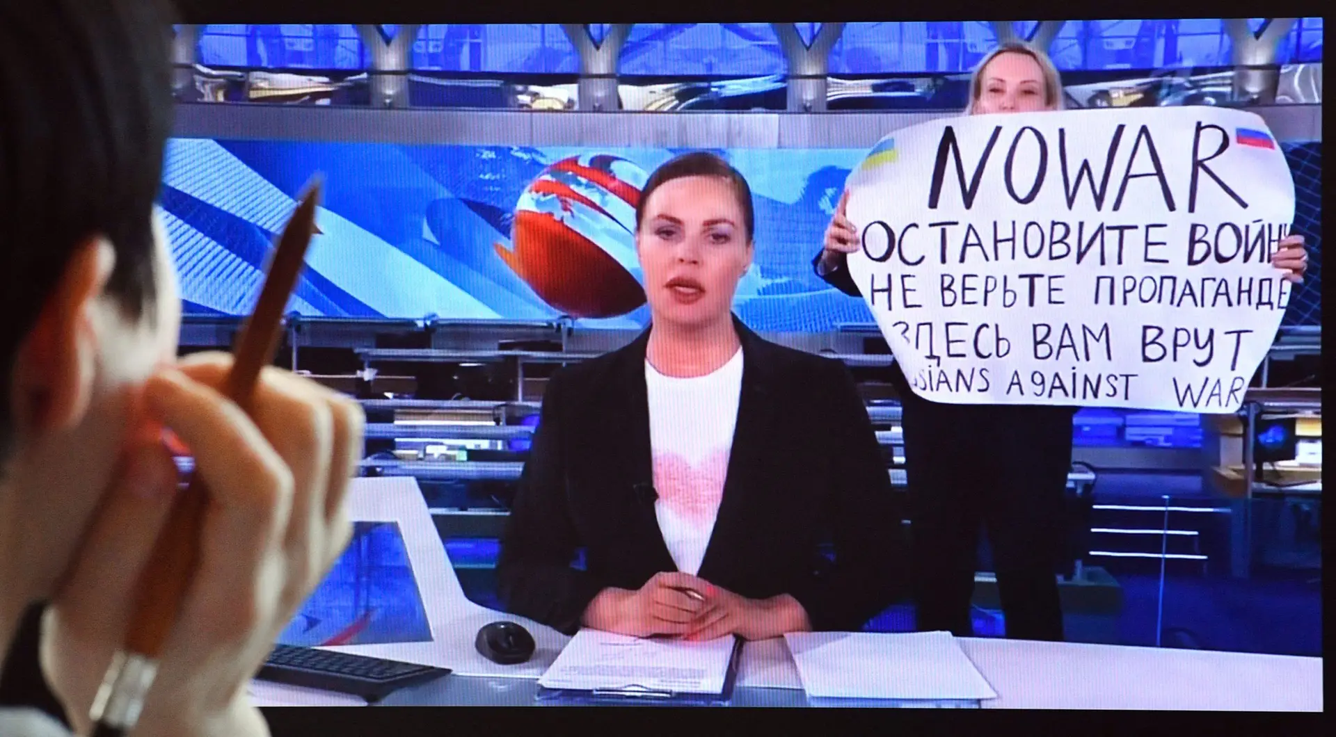 Jornalista russa que interrompeu telejornal demite-se de canal de televisão