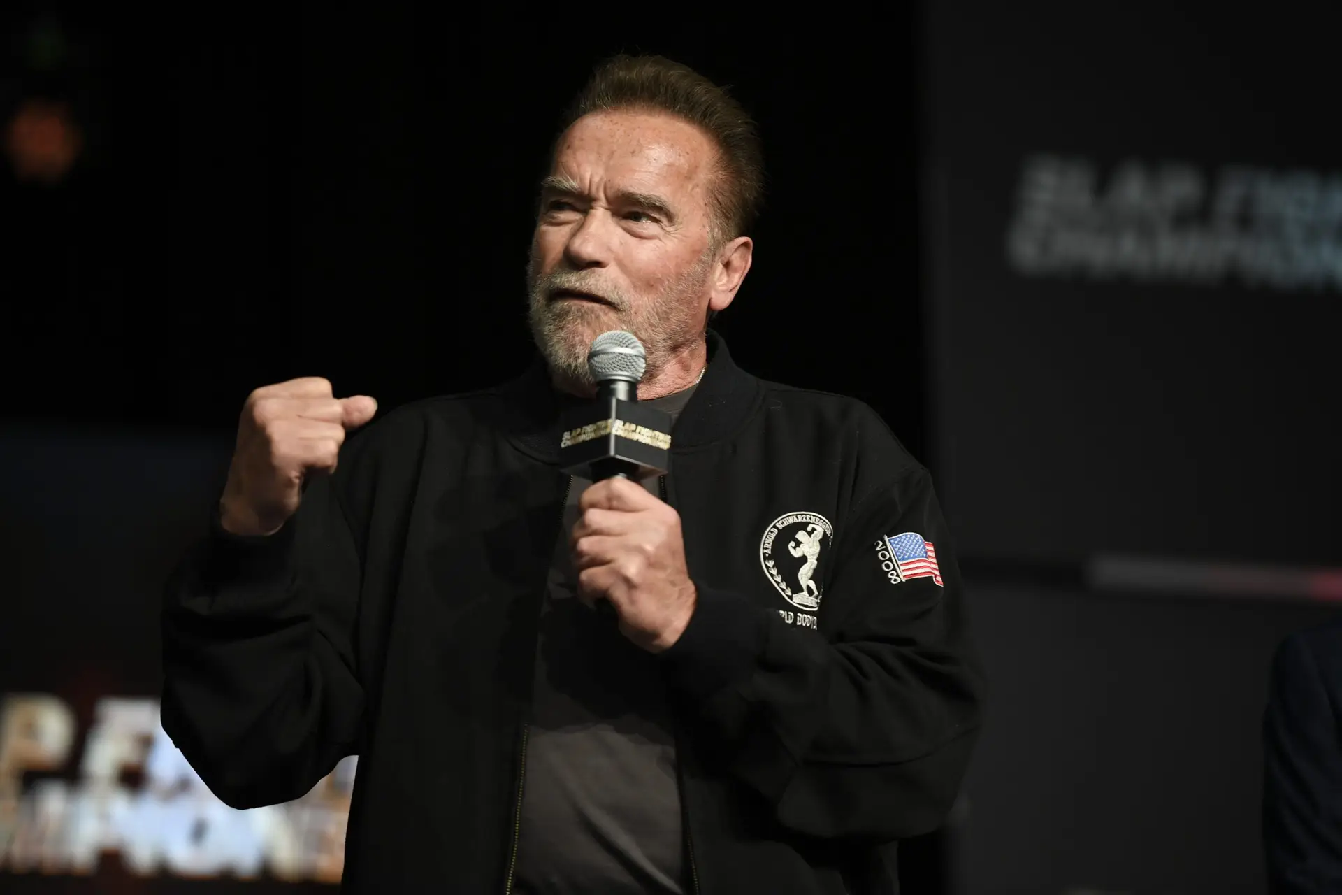 Arnold Schwarzenegger deixa mensagem a “amigos russos”