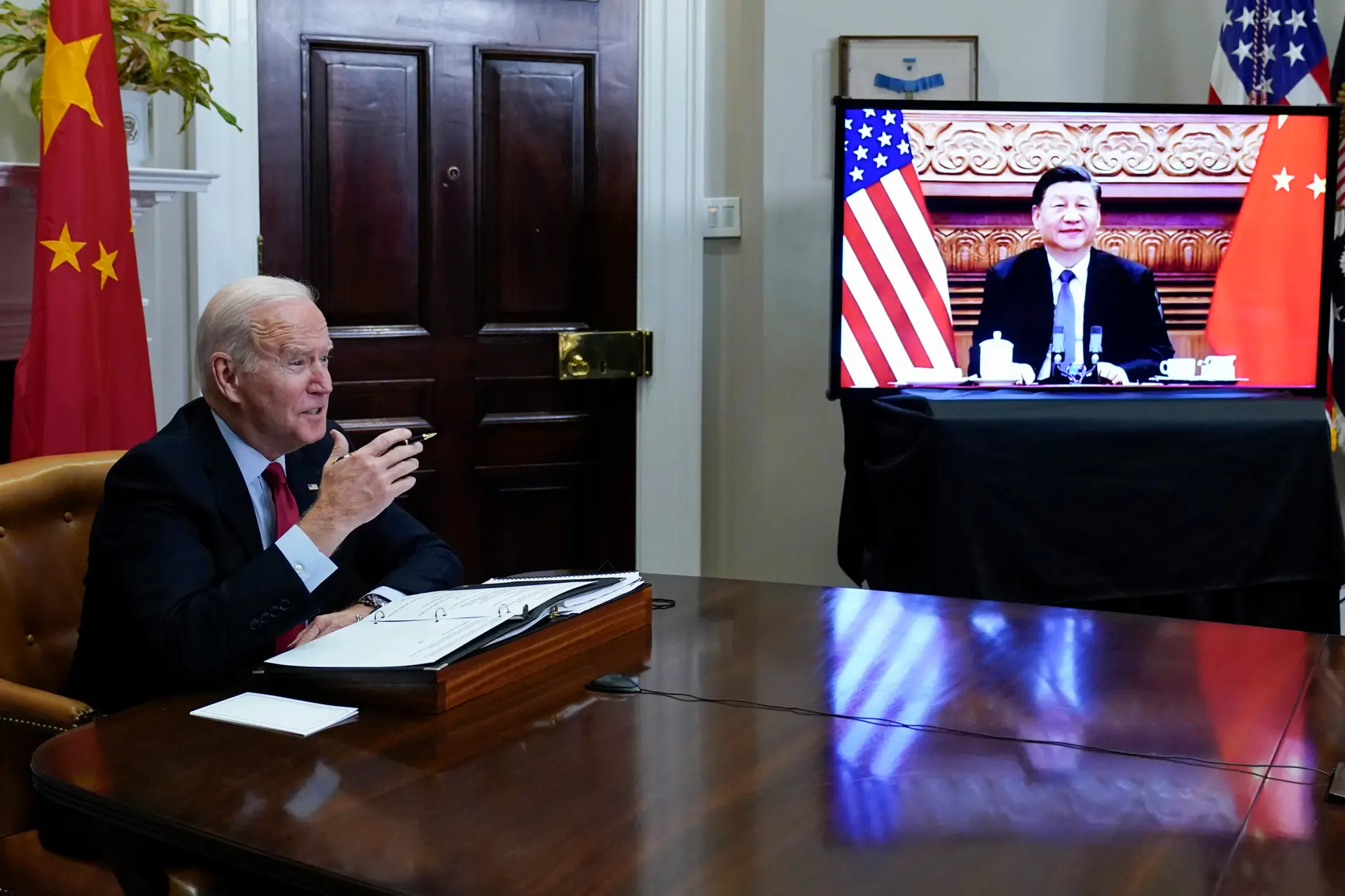 Xi Jinping pede a Biden para trabalharem juntos pela paz