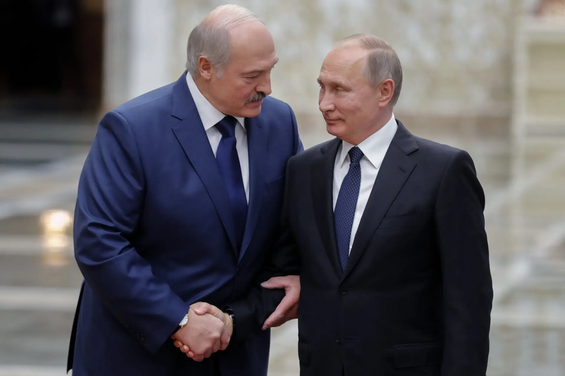 “Deviam esquecer essa parvoíce”: Lukashenko garante que Putin “nunca esteve em melhor forma”