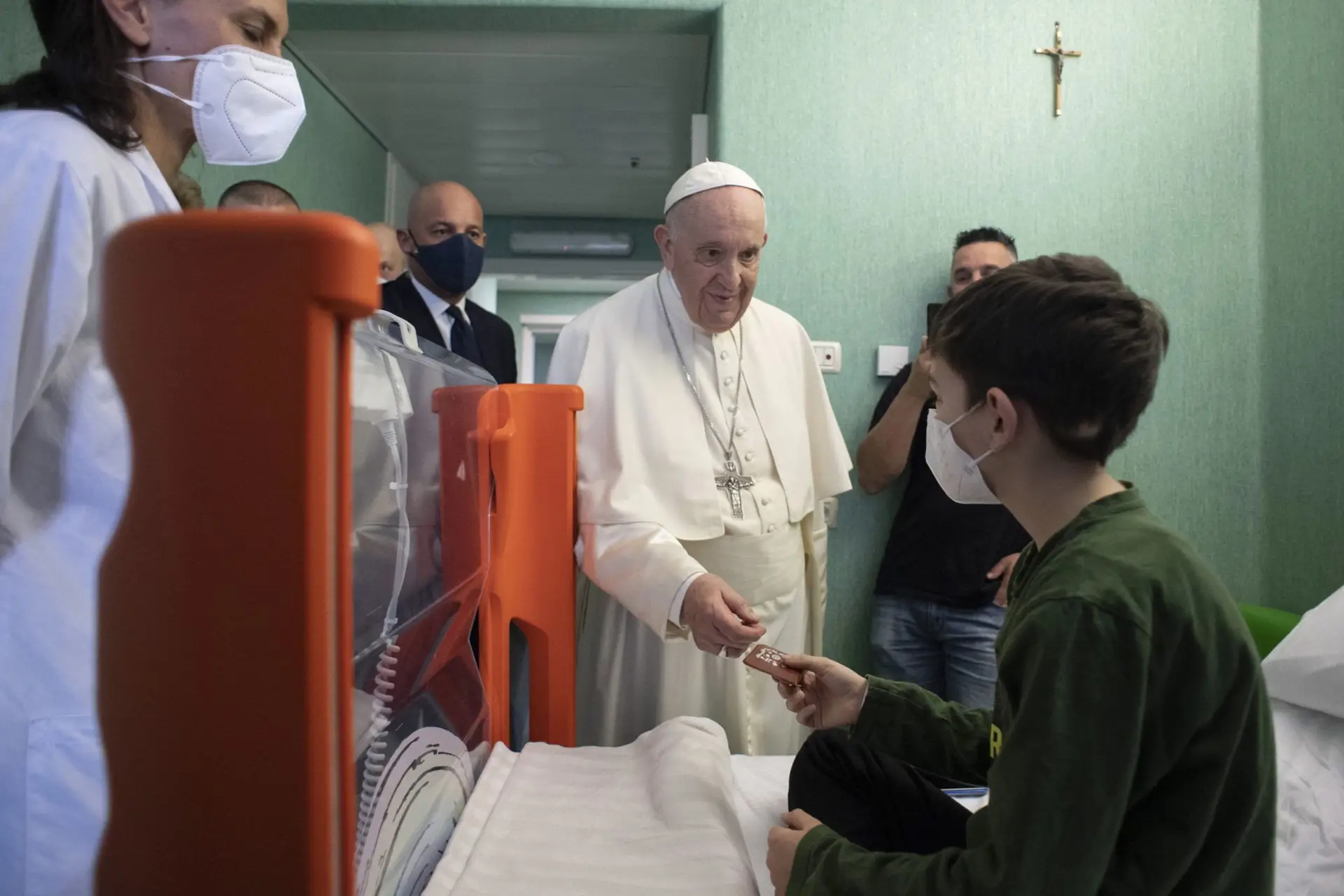 Papa visita crianças ucranianas internadas em hospital gerido pelo Vaticano