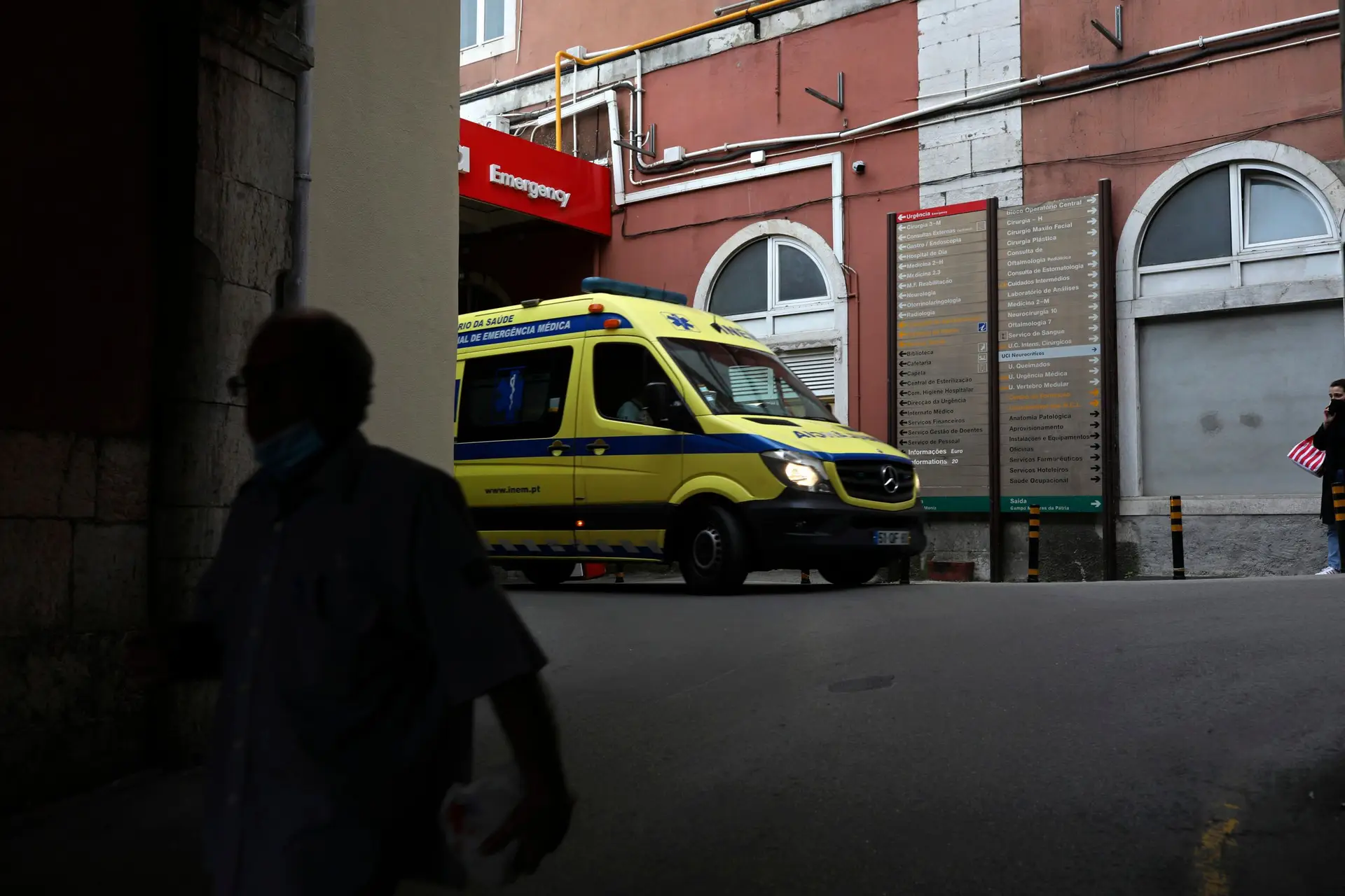 Agressão junto a discoteca em Lisboa: um agente da PSP continua em coma, três tiveram alta