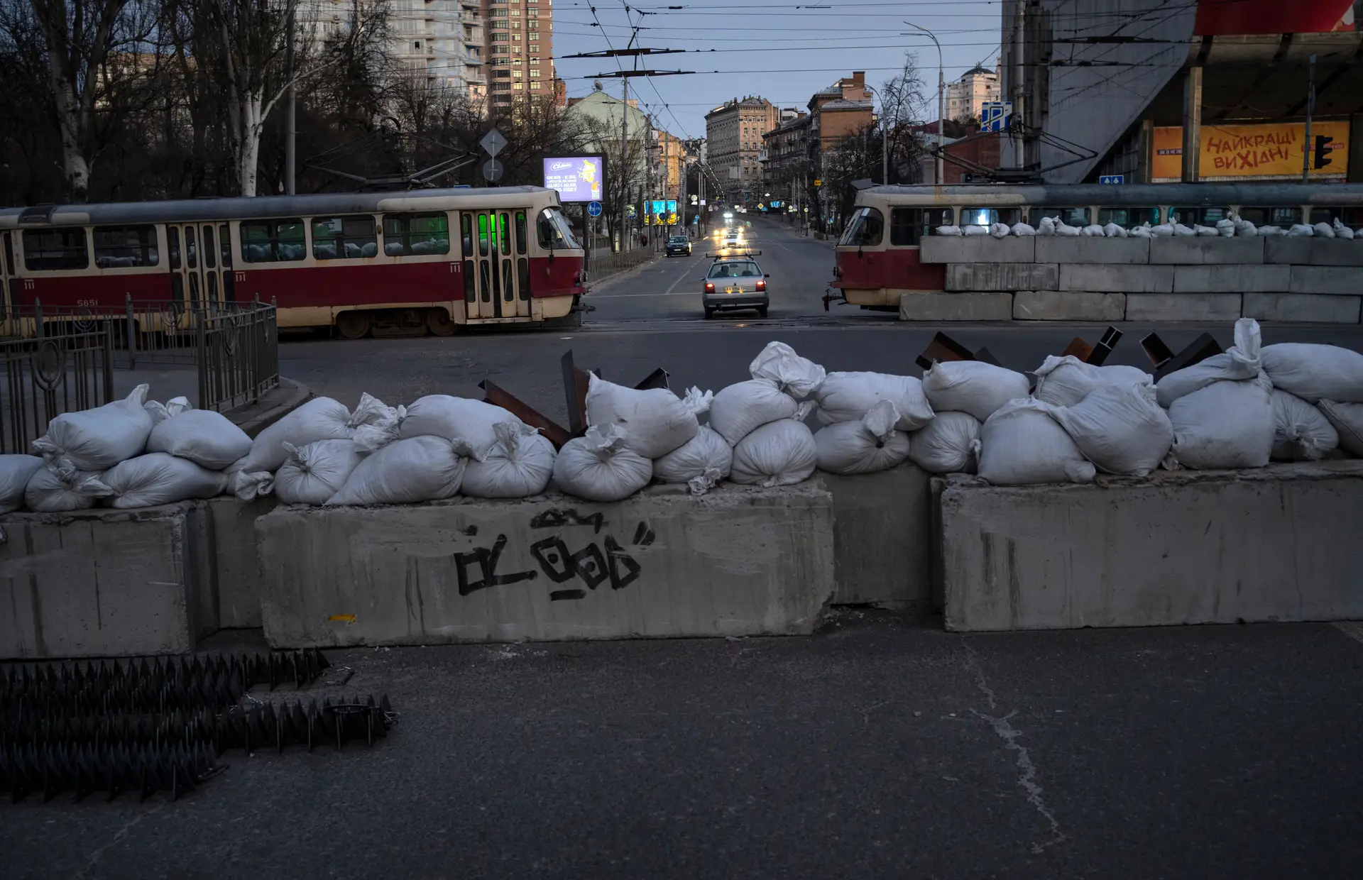Guerra na Ucrânia: quem fica em Kiev, fica para “lutar e resistir”