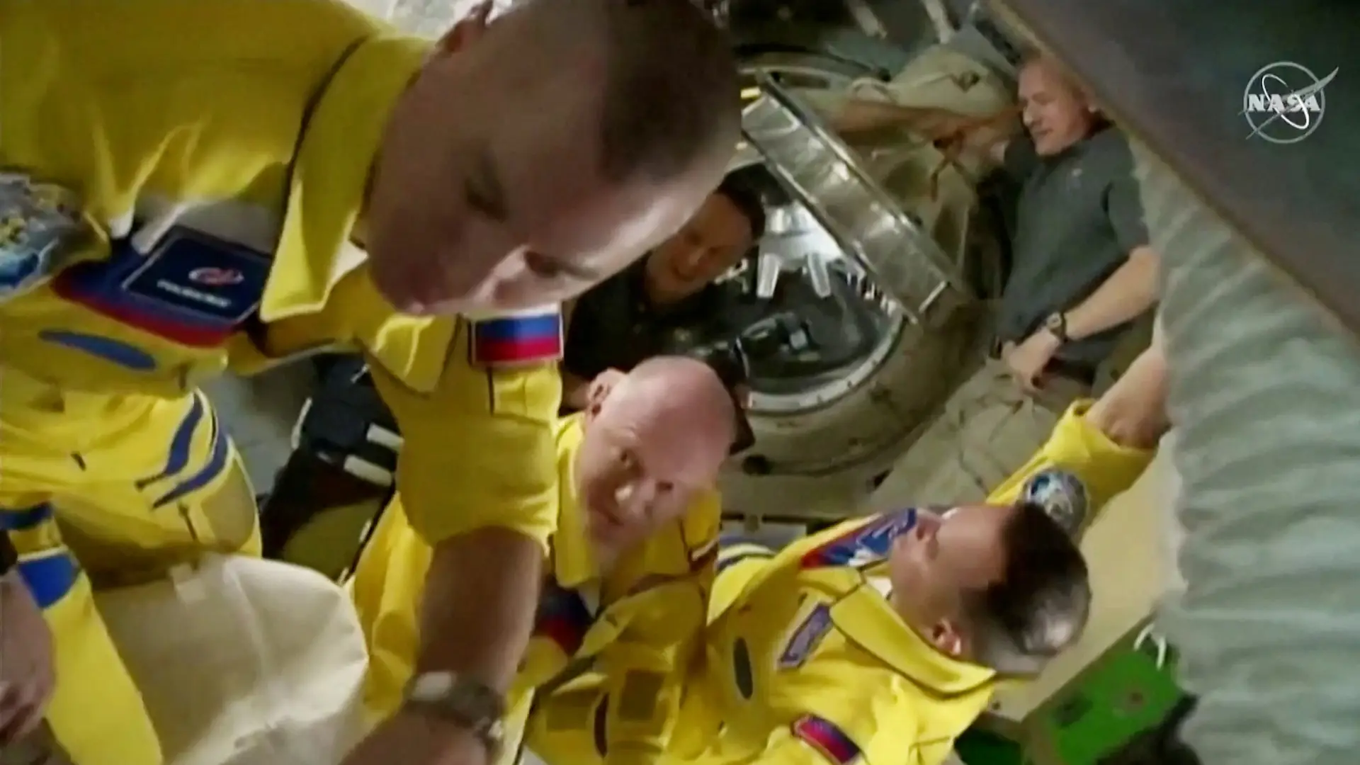 Cosmonautas russos chegam à Estação Espacial Internacional vestidos com cores da bandeira da Ucrânia