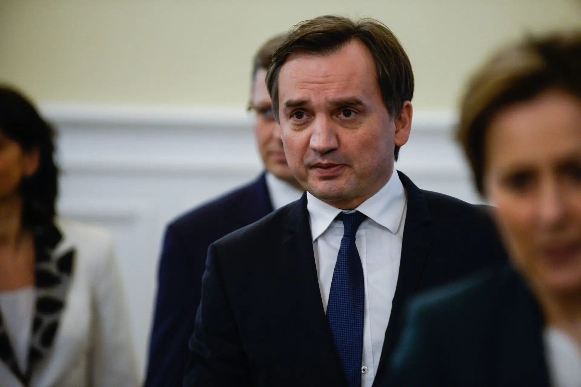 Merkel tem “responsabilidade na criação do monstro que hoje assassina mulheres e crianças na Ucrânia”, acusa ‘vice’ polaco