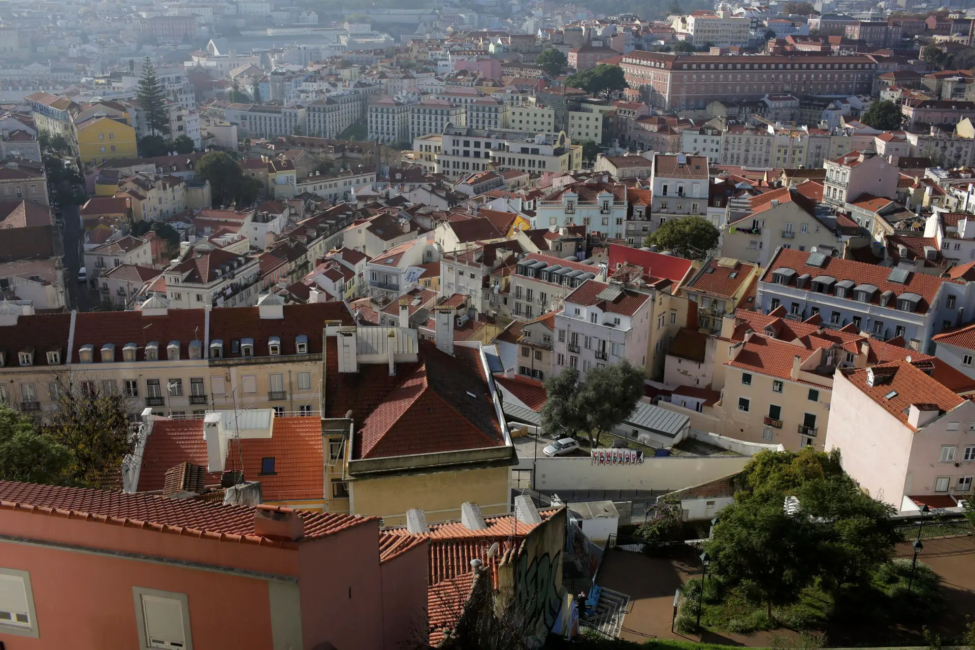 Afinal, há oligarcas russos que detêm imóveis e aviões em Portugal? BE questiona Governo