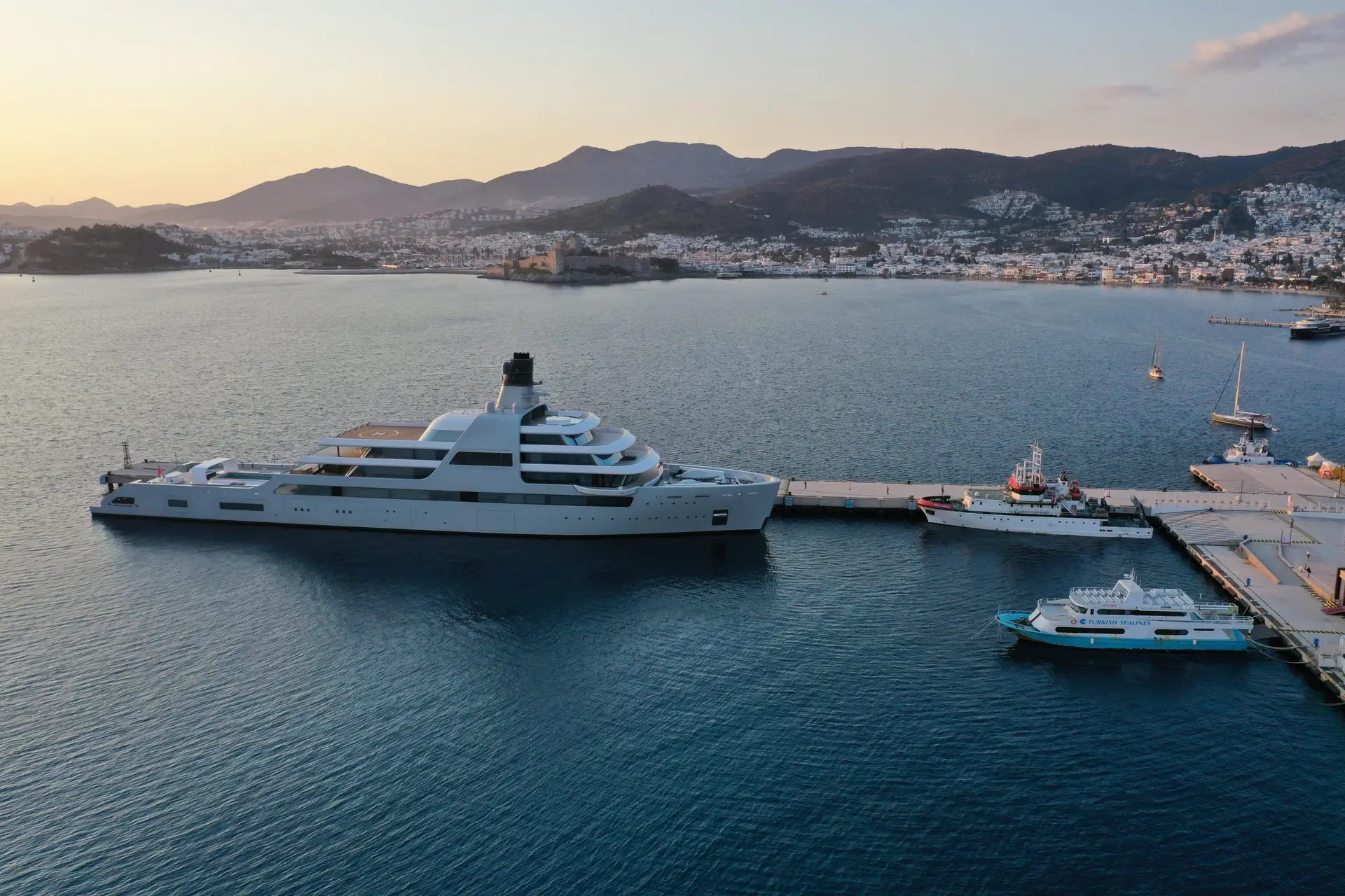 Iate de luxo de Abramovich atraca na Turquia