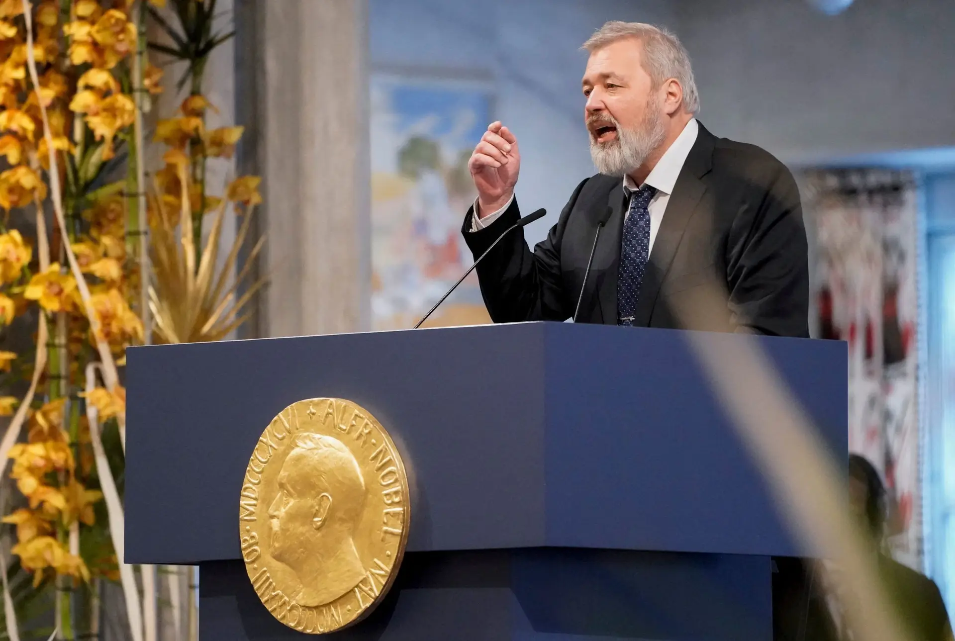 Jornalista russo doa medalha do Prémio Nobel para ajudar refugiados ucranianos