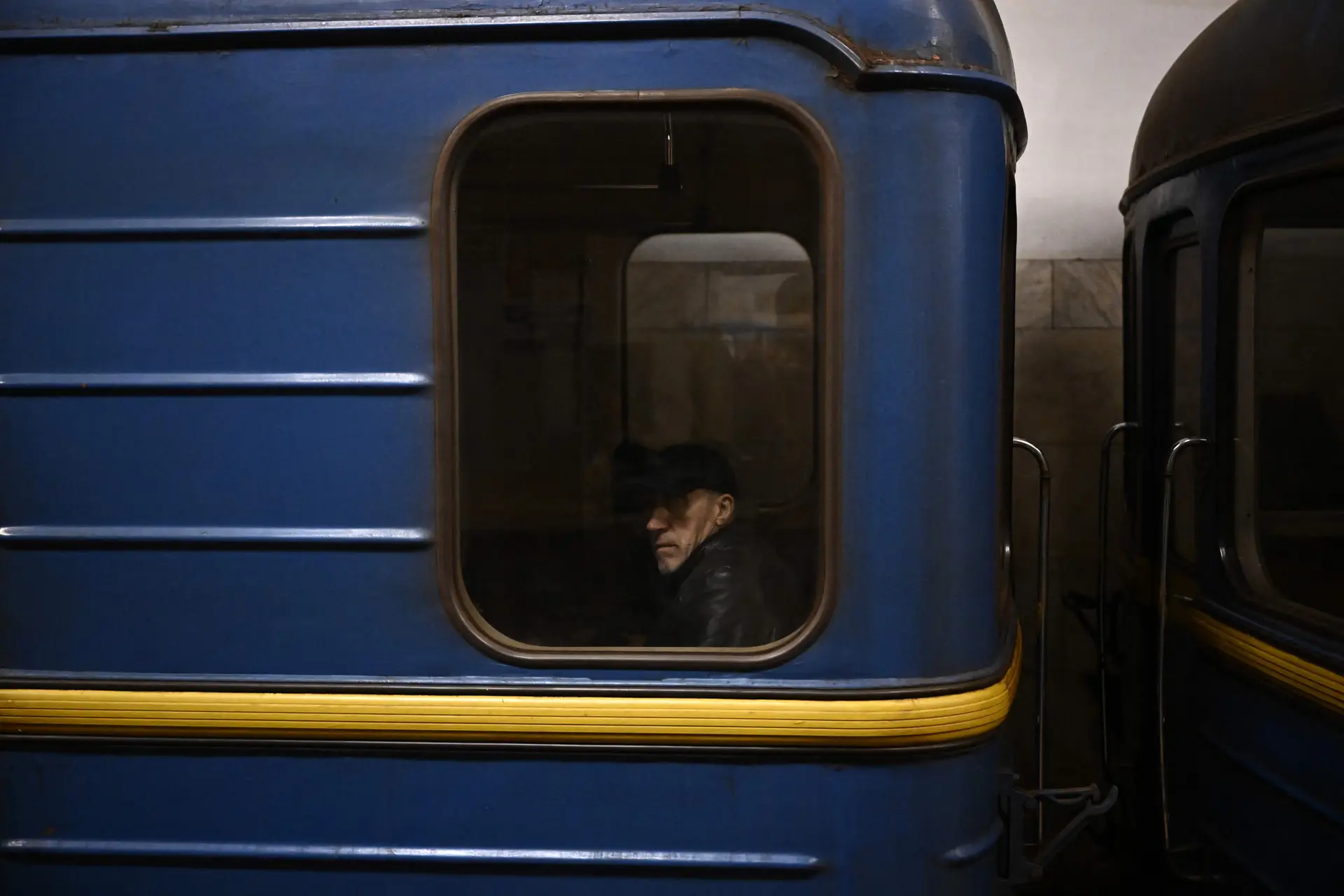 Carruagens de metro abandonadas: o abrigo que resta a muitos em Kharkiv
