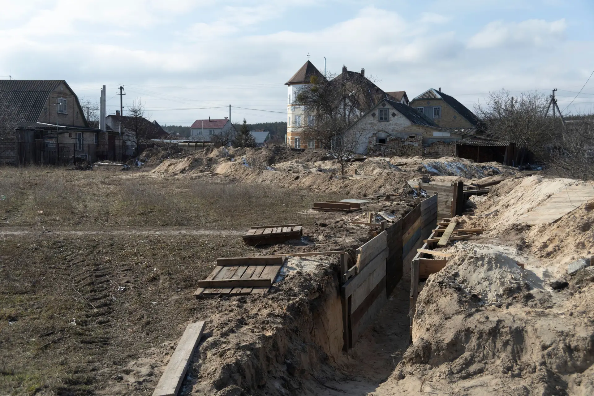 Pequenas localidades a norte de Kiev preparam-se para impedir avanço russo