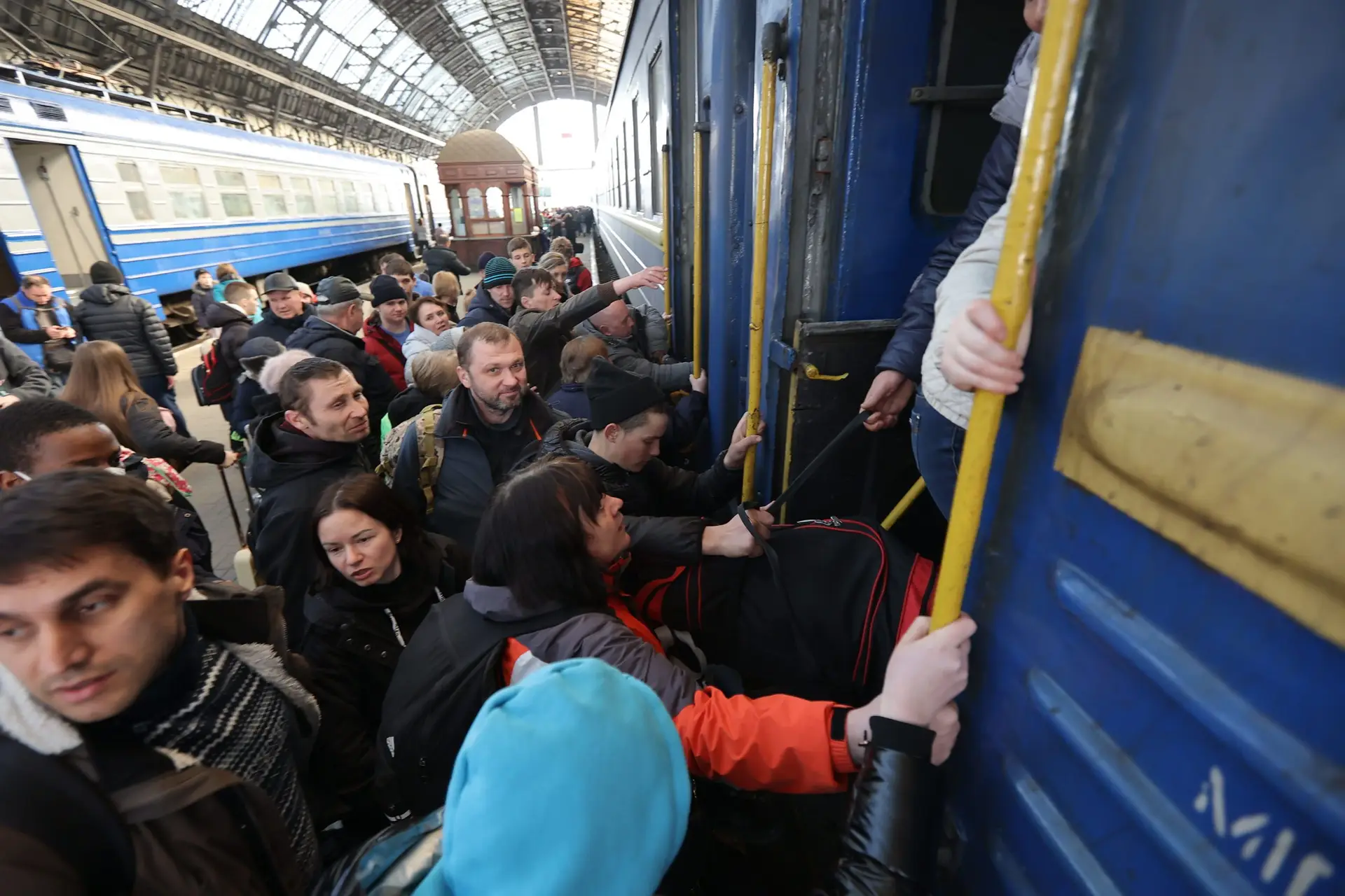Estação de Lviv recebe todos os dias milhares de ucranianos com destino à Polónia