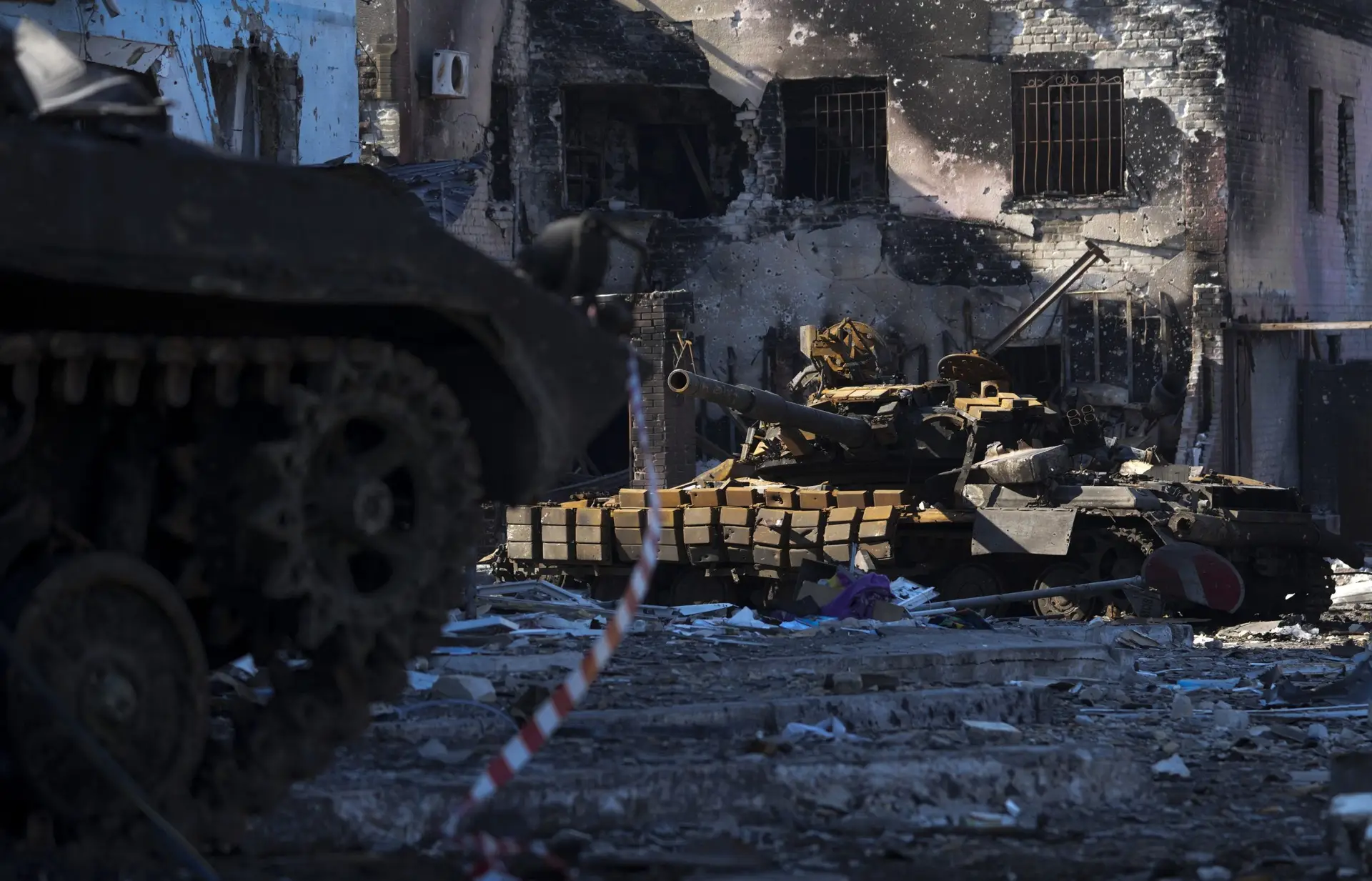 Mariupol vira campo de batalha com minas no chão, destruição e morte