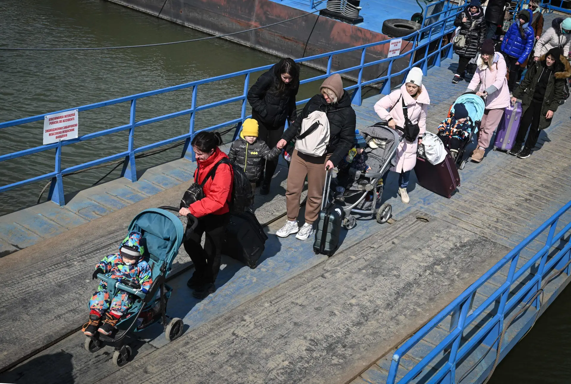 Refugiados ucranianos fazem travessia de ferry até à Roménia 