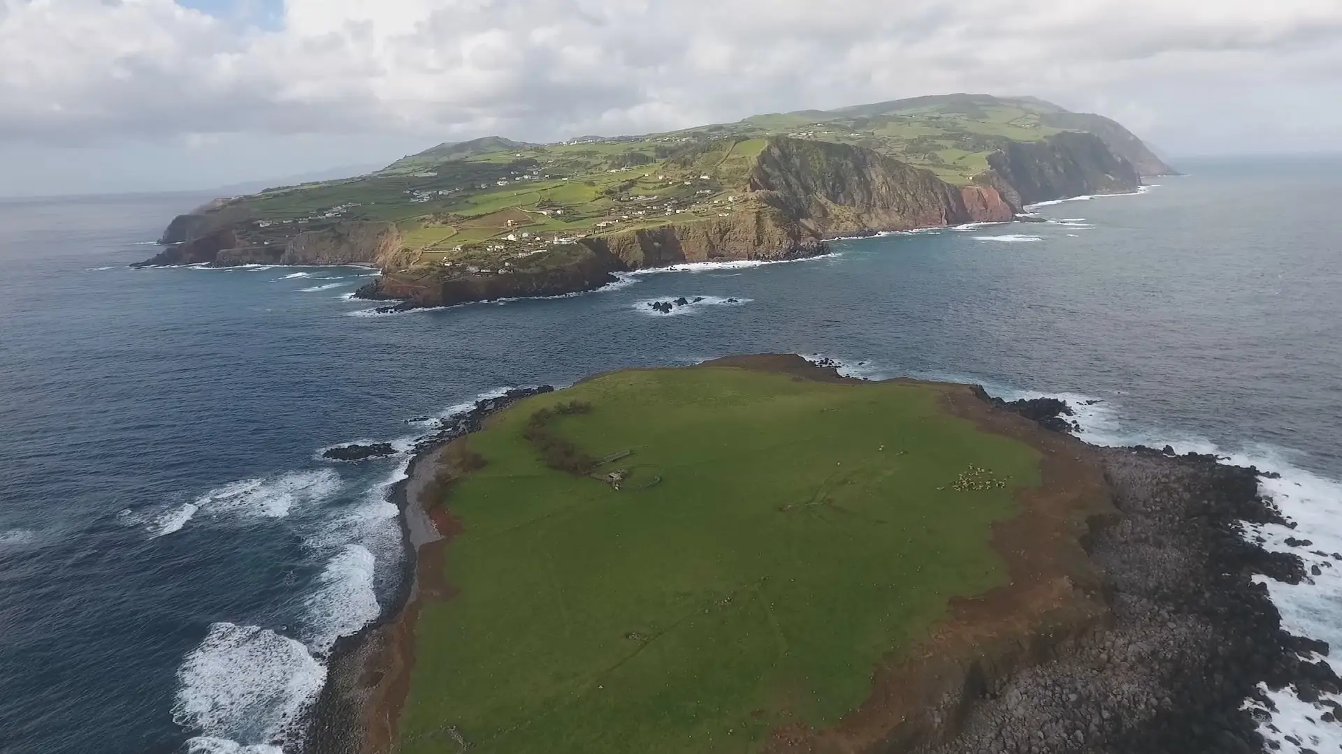 Crise sísmica nos Açores: megaoperação em marcha para retirar habitantes de Velas, em São Jorge