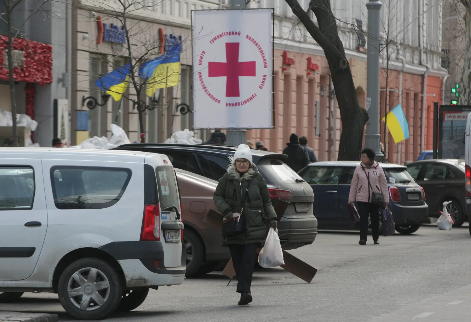 Ucranianos contrariam ansiedade e medo e saem à rua em Odessa 