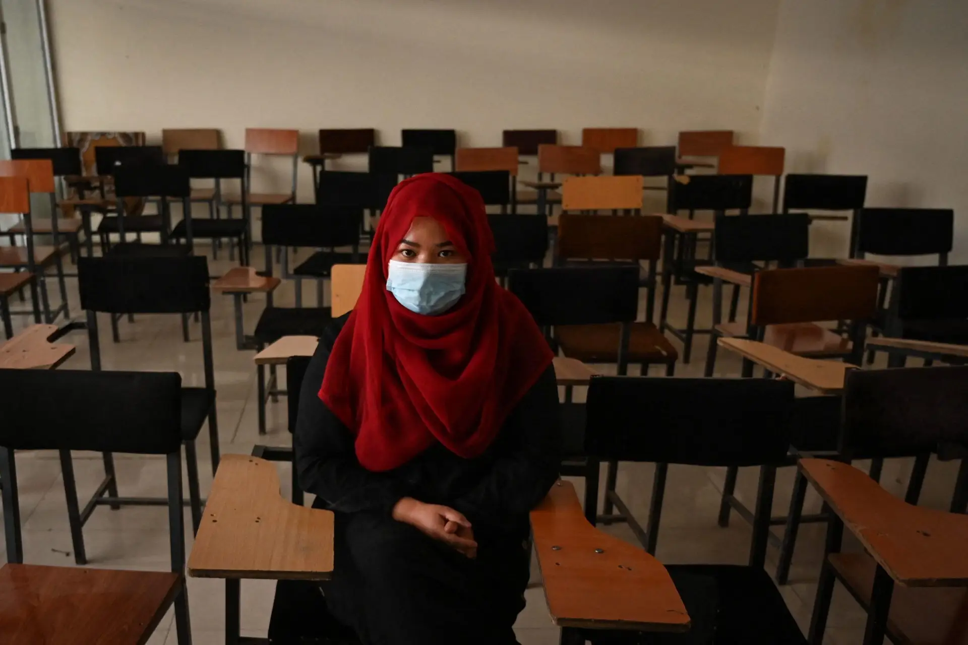 Talibã não reabrem escolas para raparigas do 7.º ao 12.º ano no Afeganistão