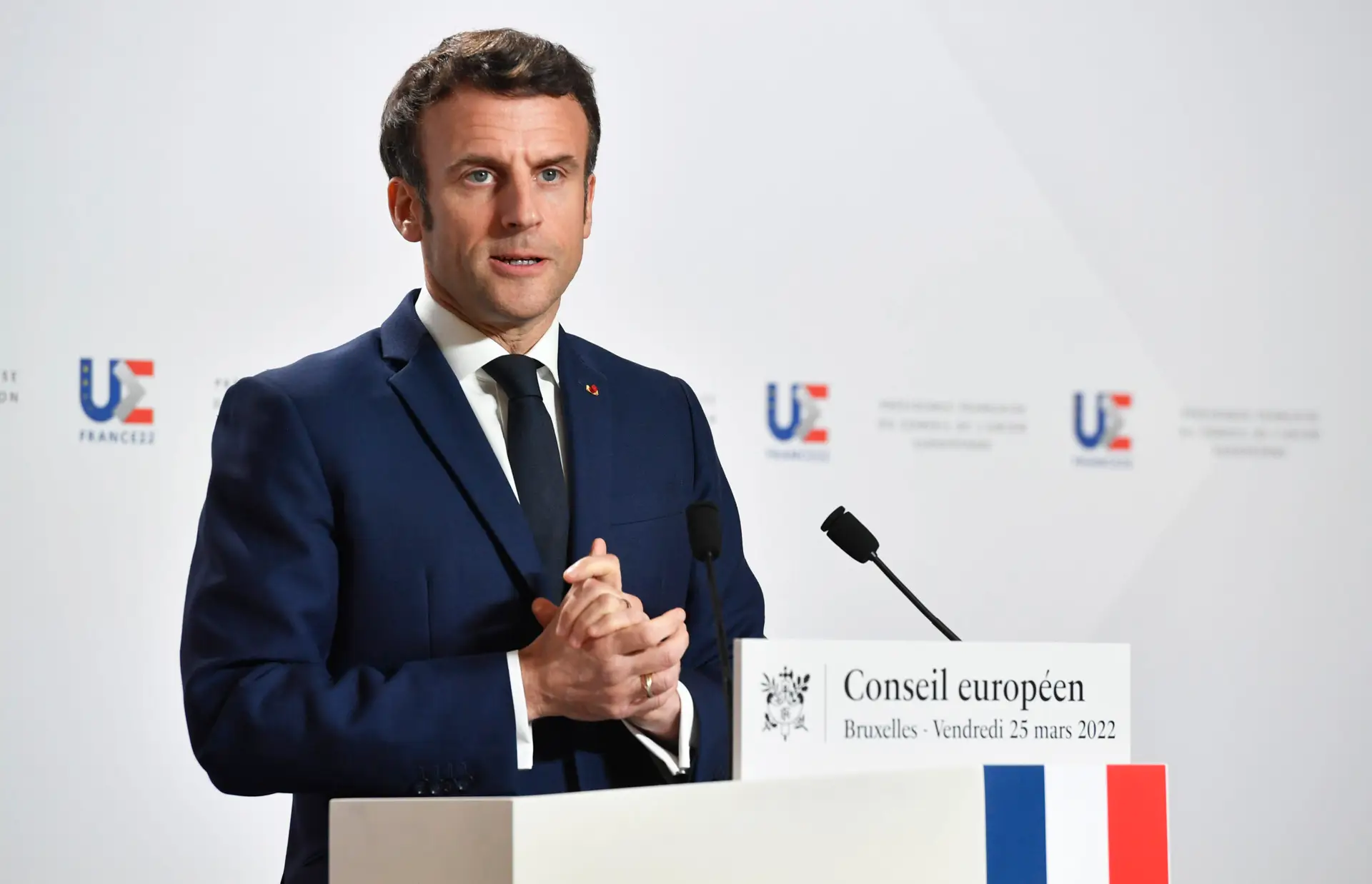Macron quer falar com Putin sobre retirada de civis de Mariupol 